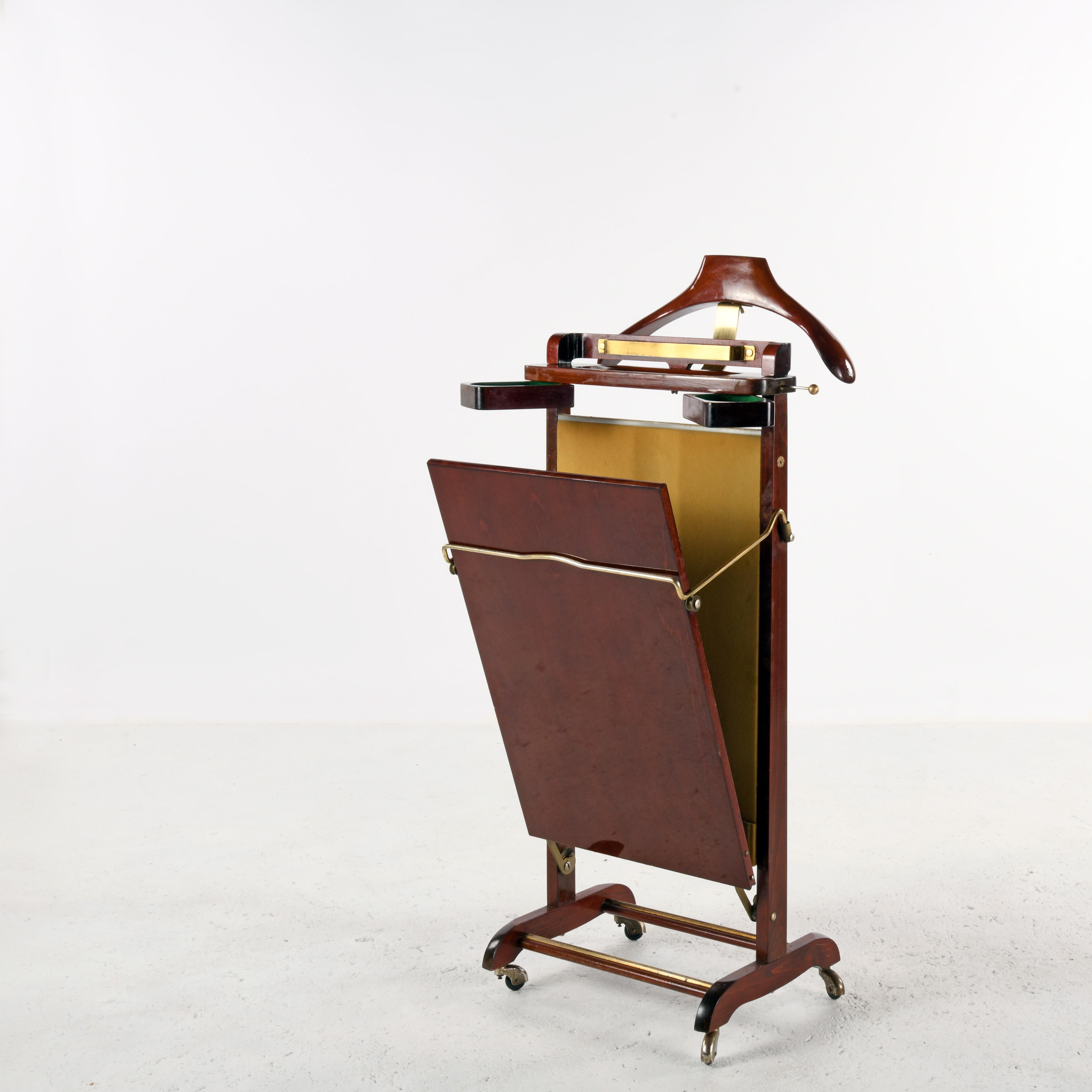 Mid-Century Modern Varnished mahogany valet produced in Italy in the 1960s by Fratelli Reguitti