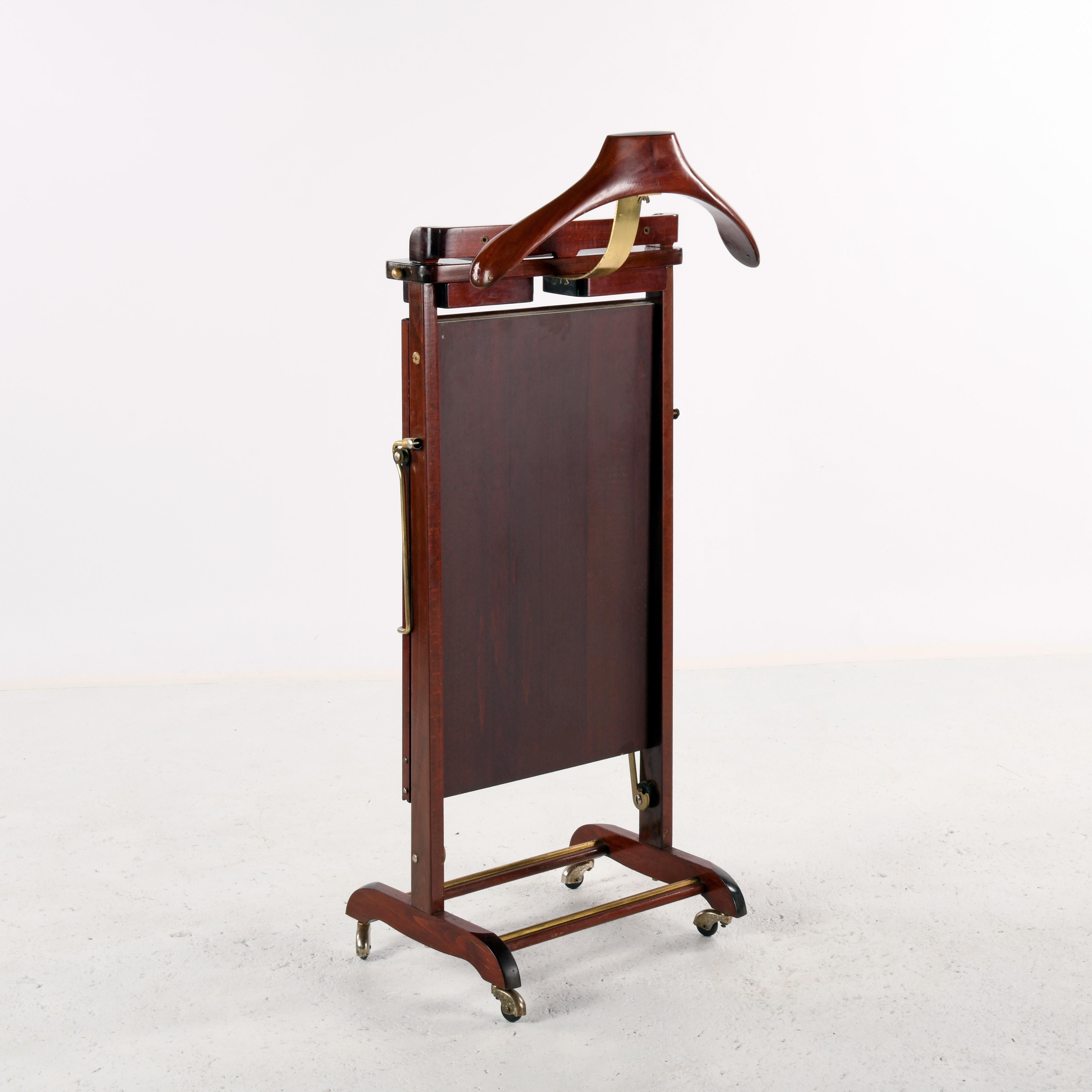 Italian Varnished mahogany valet produced in Italy in the 1960s by Fratelli Reguitti