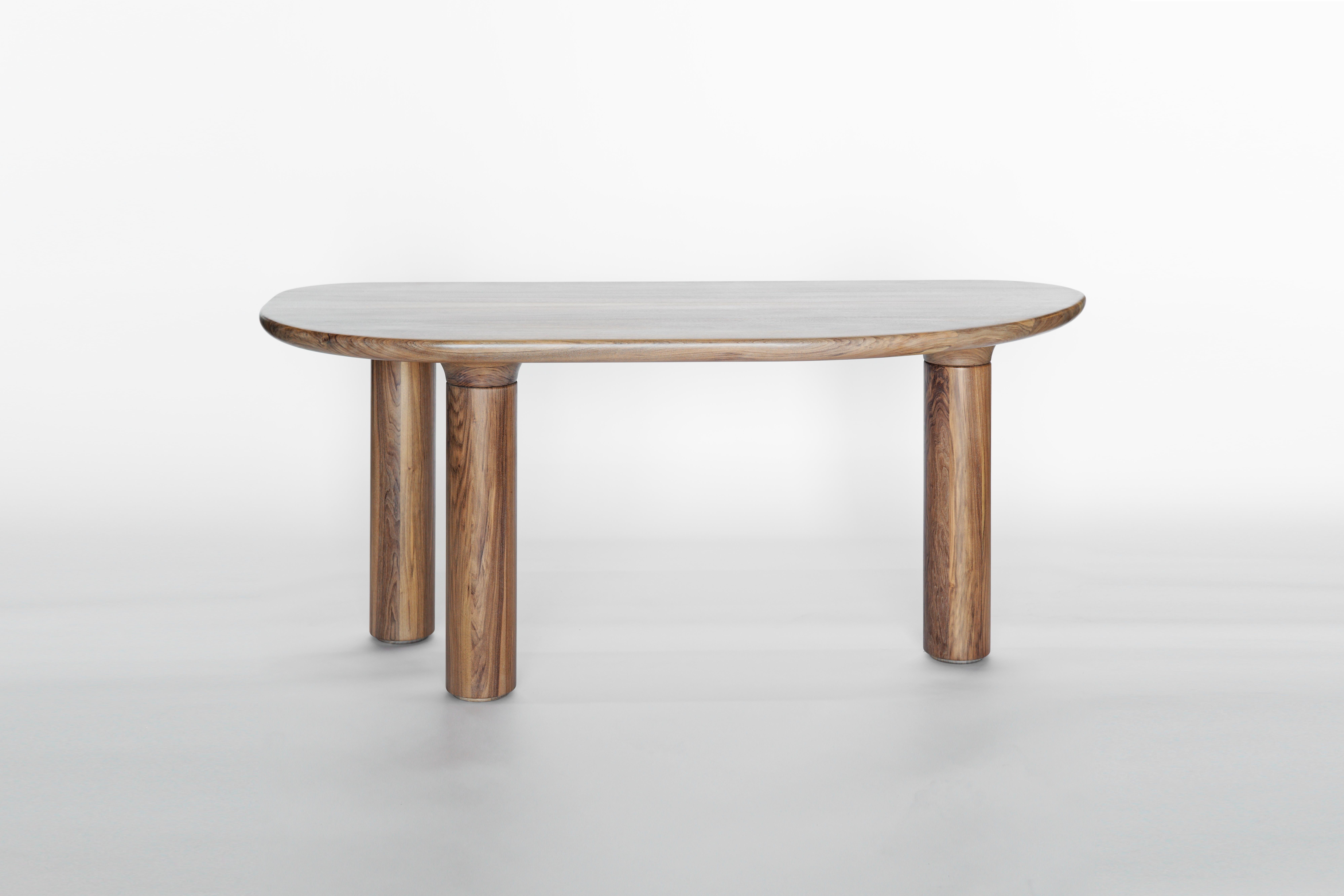 Victoria Magniant wanted to go towards the exception by collaborating with a French cabinetmaker recognized for his sense of detail and his unique expertise in the work of noble materials. This table can be made to your dimensions up to 4.20m