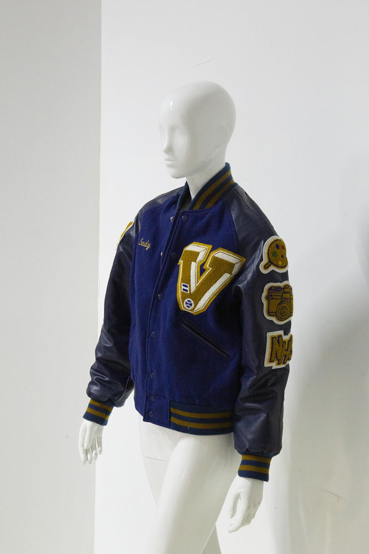 American fashionable jacket from the 1990s Varsity model . This jacket is the classic American model used in high school or college. The manufacture is Jackson. The vest is made with vinyl and pvc sleeves in blue color, while the torso part i.e.