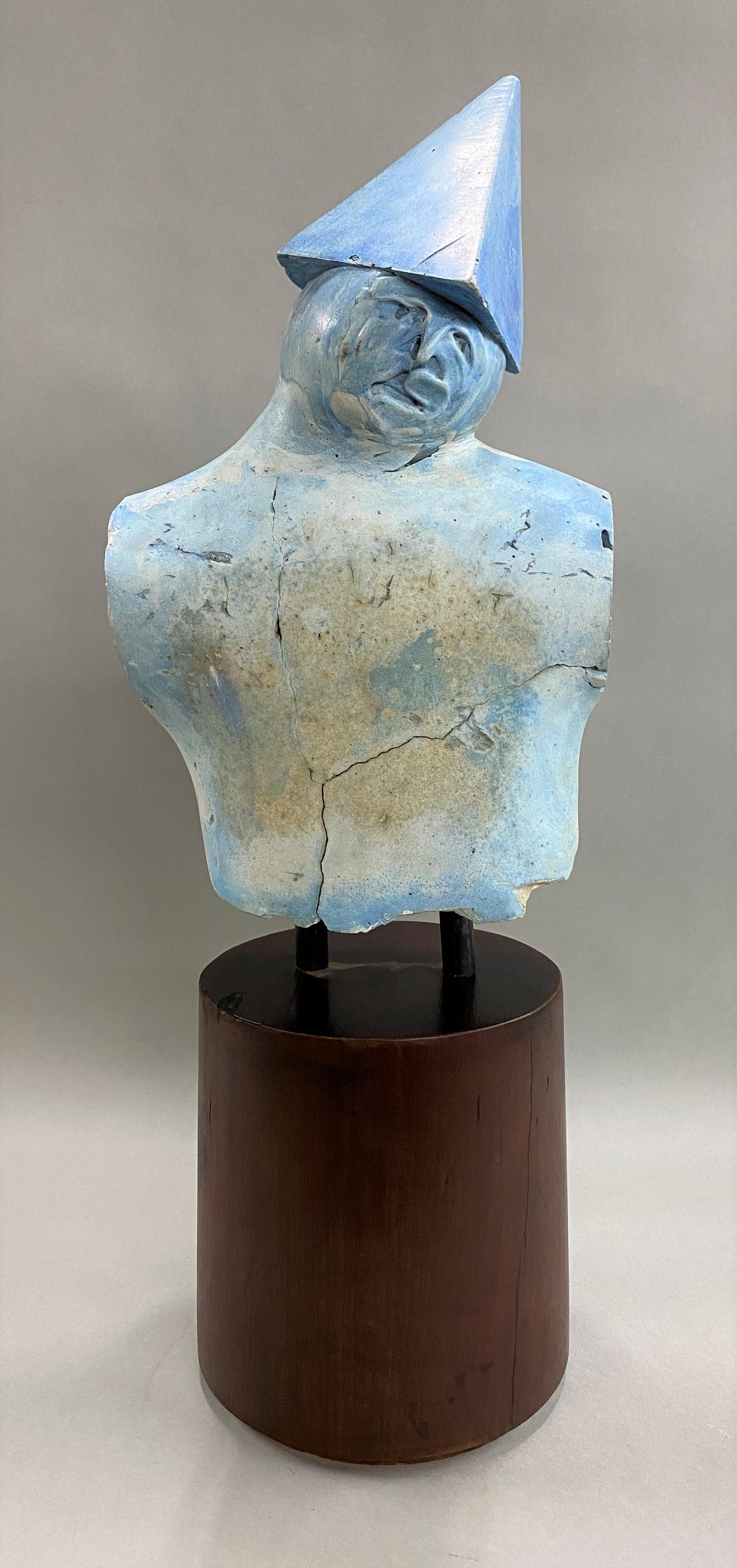 Figura con sombrero - Sculpture de Varujan Boghosian