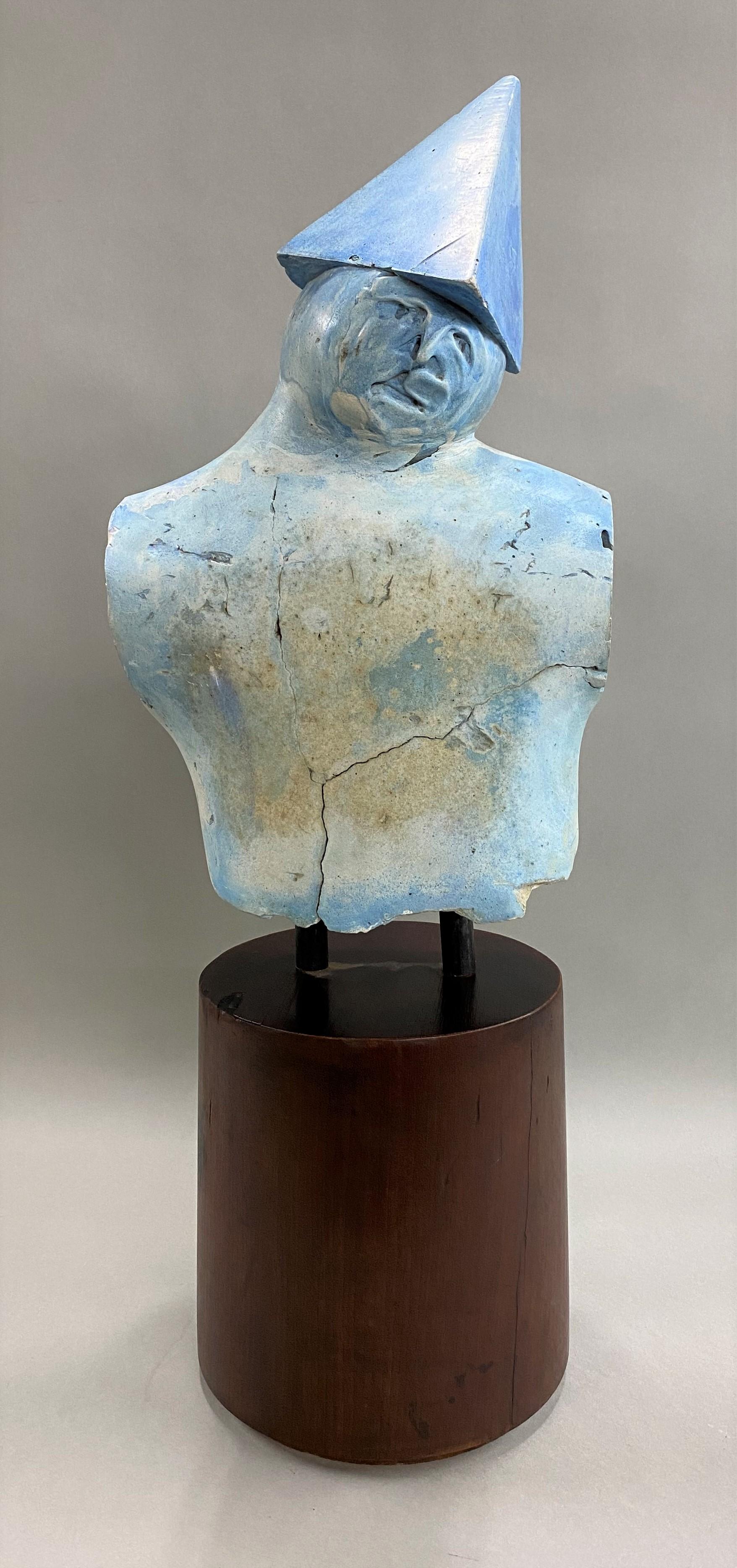 Figur mit Hut – Sculpture von Varujan Boghosian