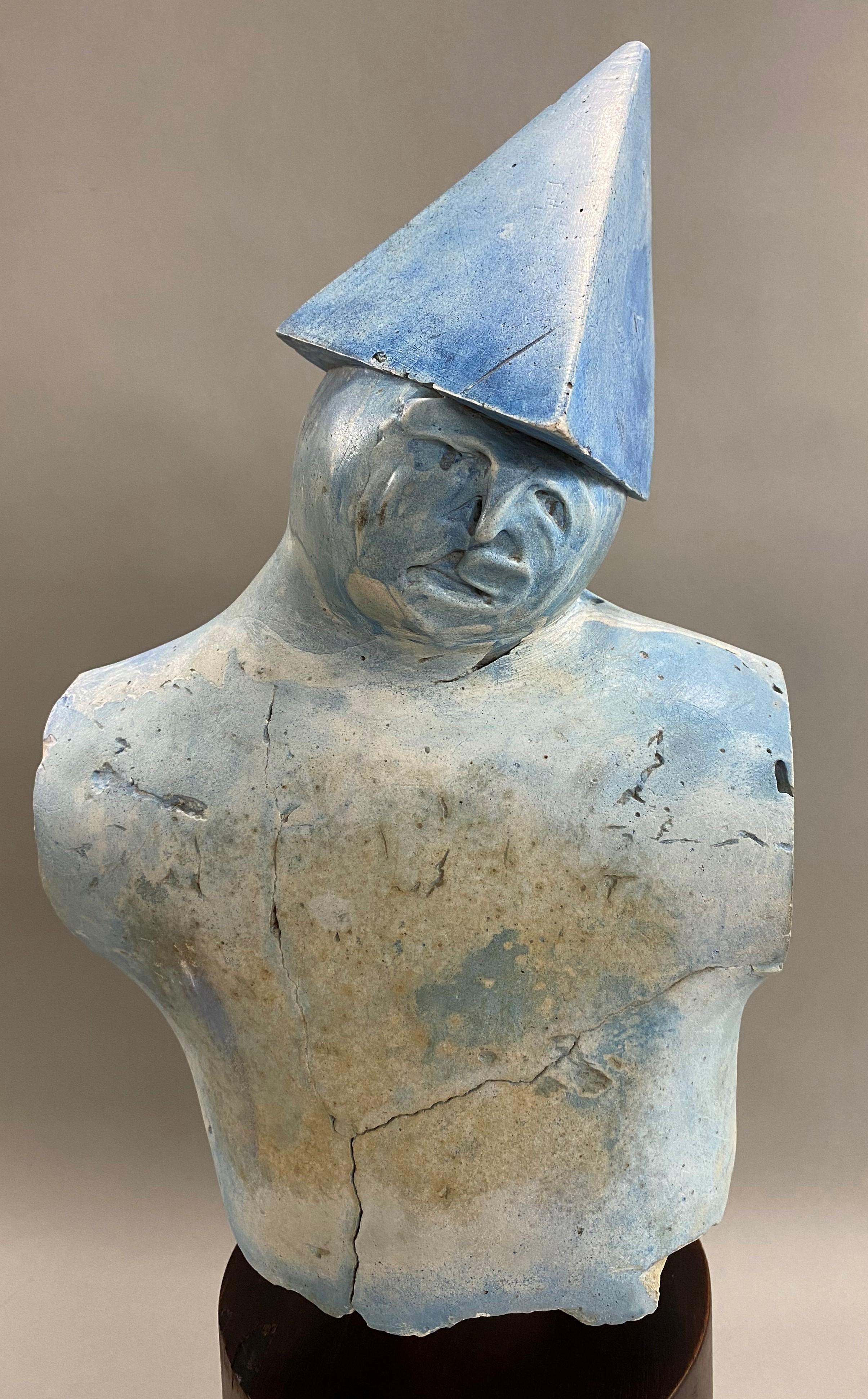 Figure avec chapeau - Expressionnisme abstrait Sculpture par Varujan Boghosian