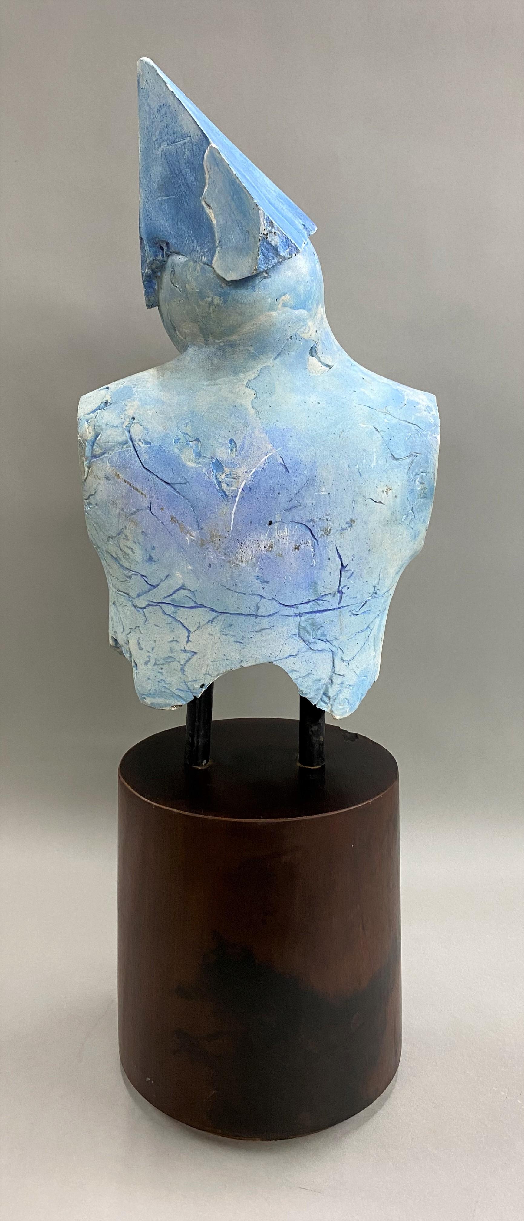 Fino busto abstracto de escayola policromada de una figura con sombrero del artista estadounidense Varujan Boghosian (1926-2020). Boghosian nació en New Britain, CT, y tras servir en la United States Navy, asistió al Central Connecticut Teachers