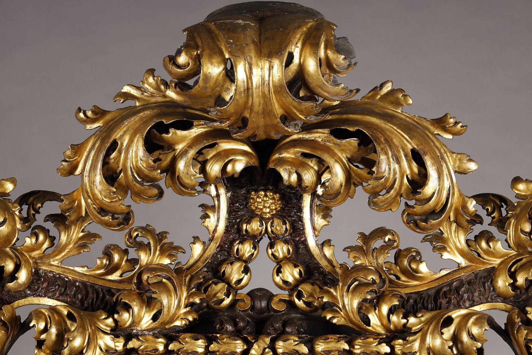 Bois doré Très grand cadre de miroir baroque romain en vente