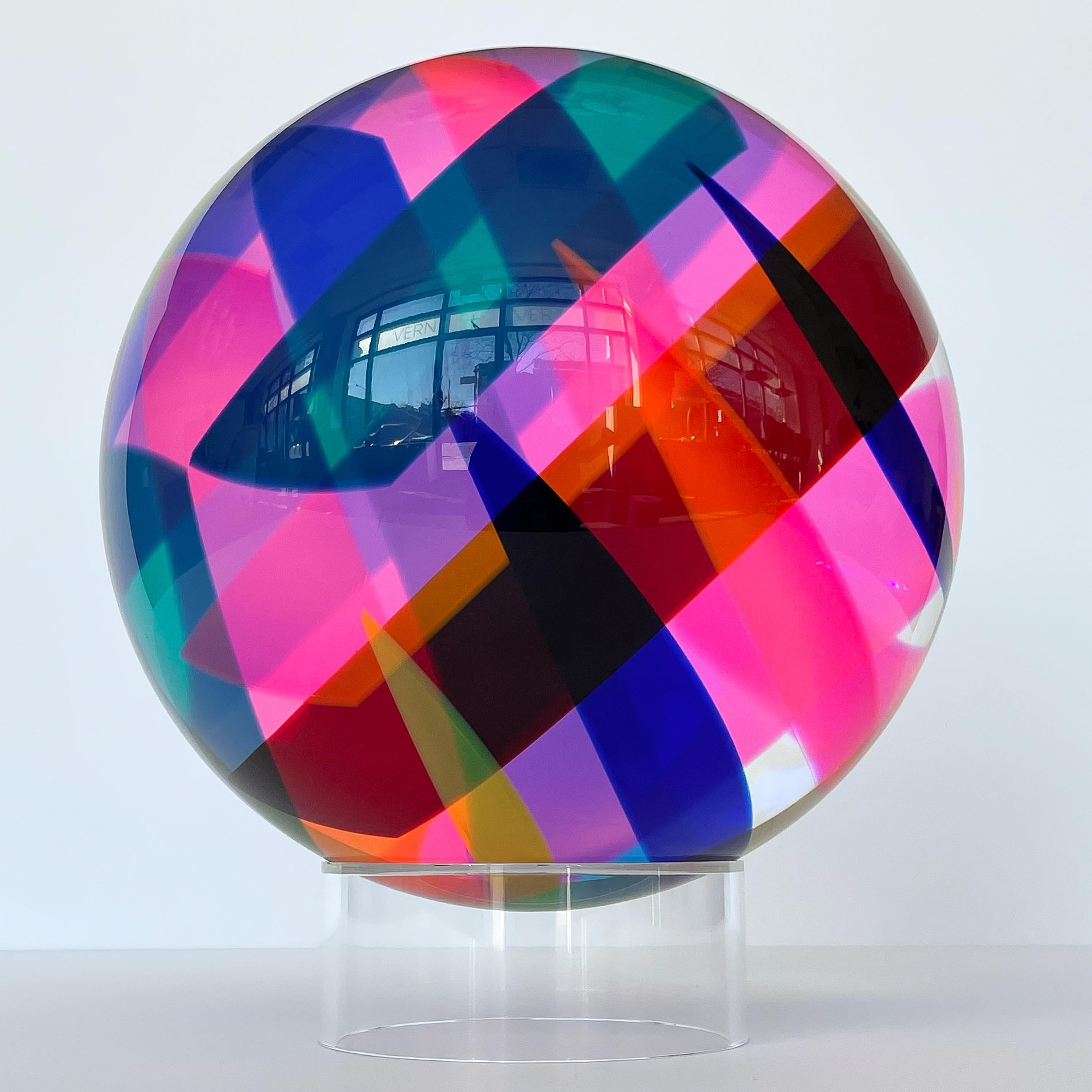 Scultura a sfera in acrilico di Vasa Mihich 10