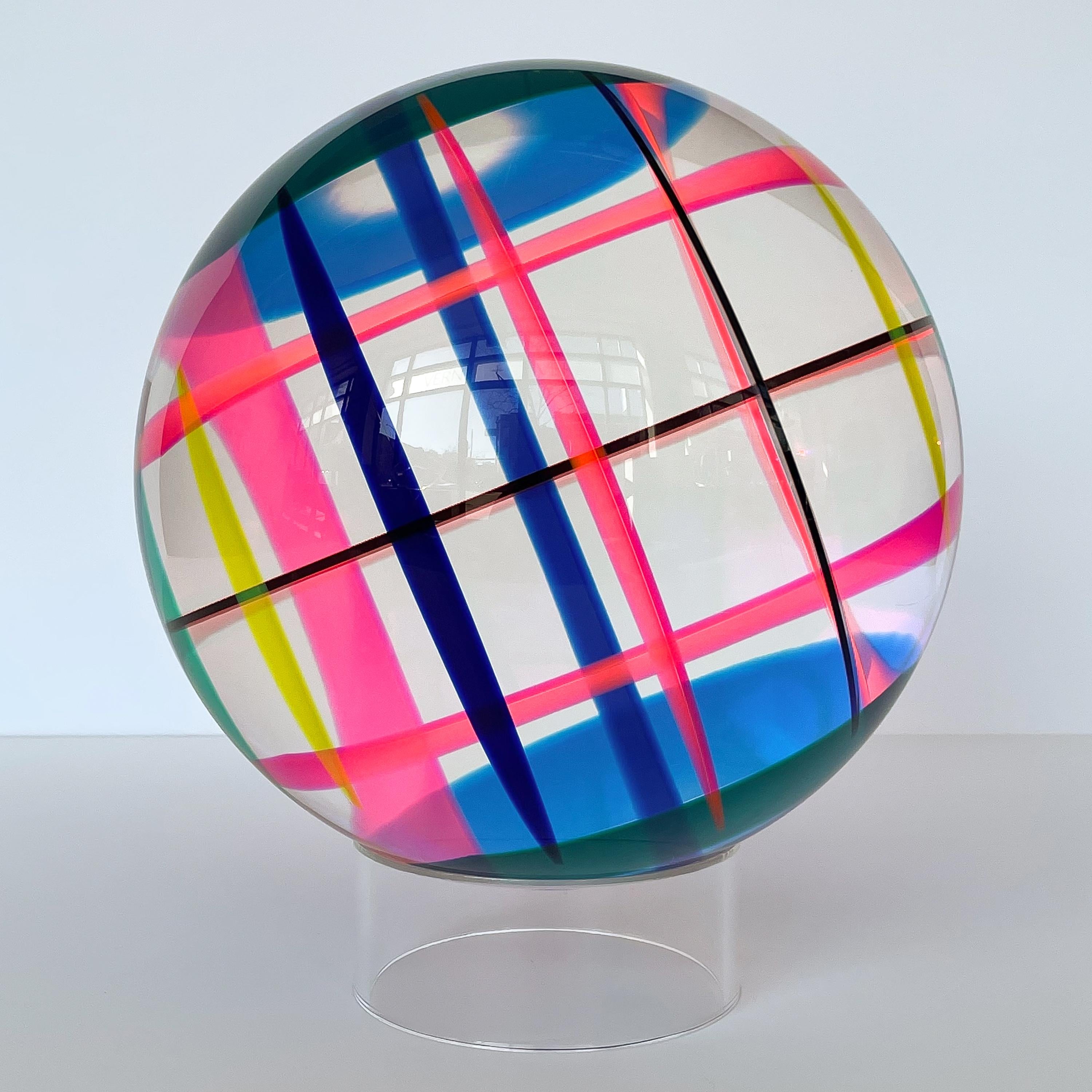 Scultura a sfera in acrilico di Vasa Mihich 2