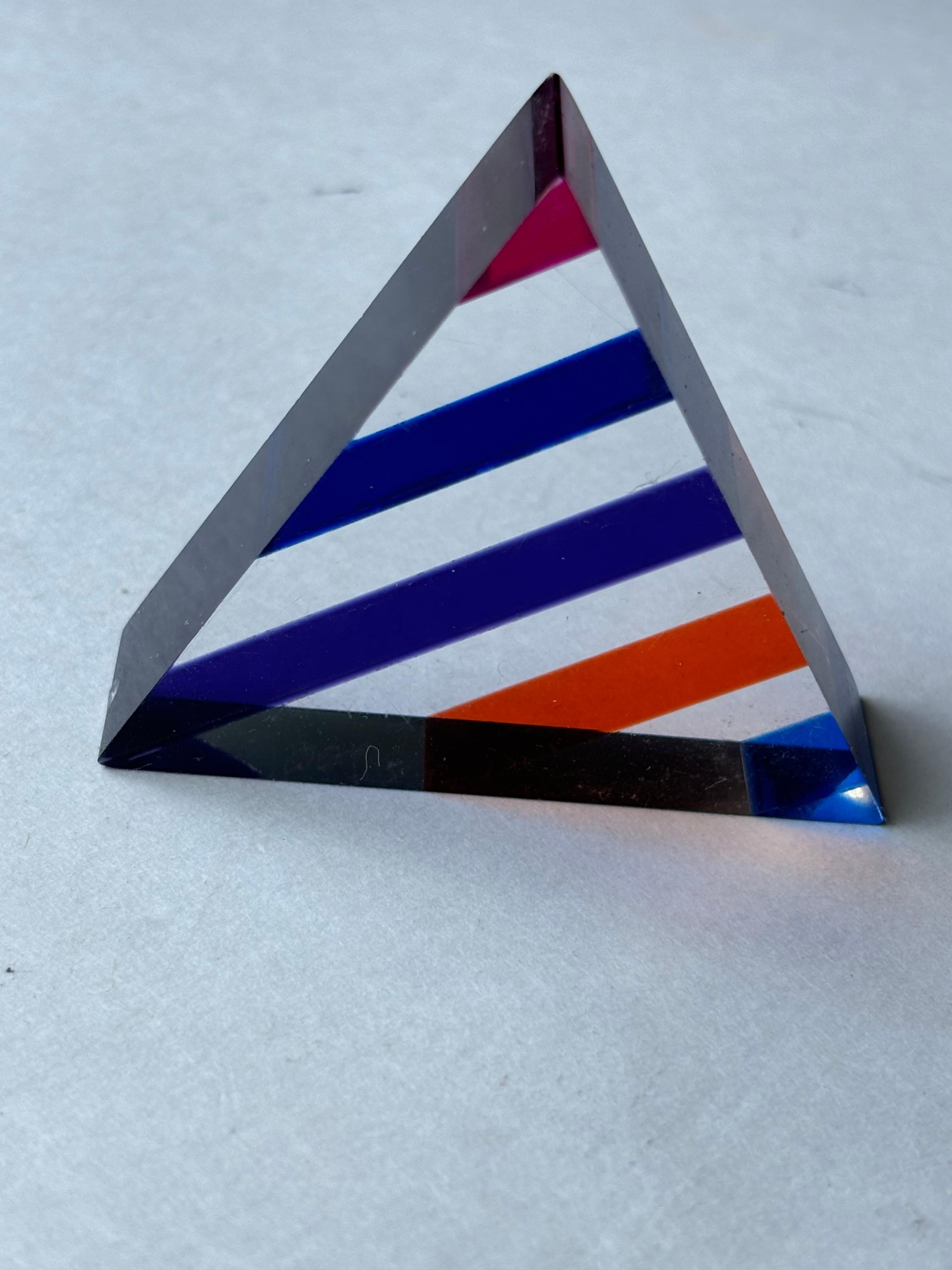 Vasa Velizar Mihich, abstrakte Acryl-Skulptur, Dreieck, mehrfarbig signiert. im Zustand „Gut“ im Angebot in Los Angeles, CA