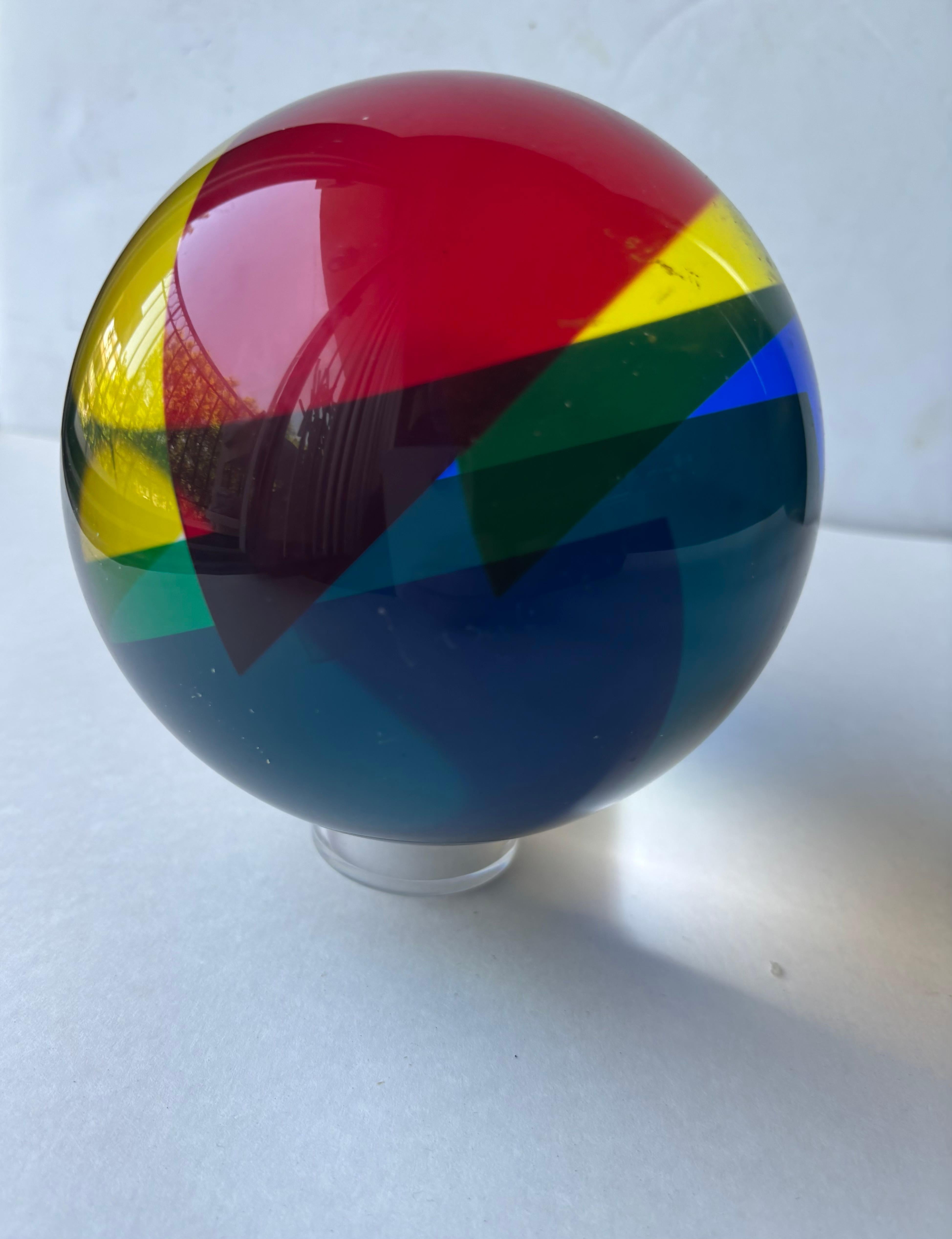 Postmoderne Vasa Velizar Mihich acrylique sphère / Ball and Ball sculpture abstraite avec support, signé en vente