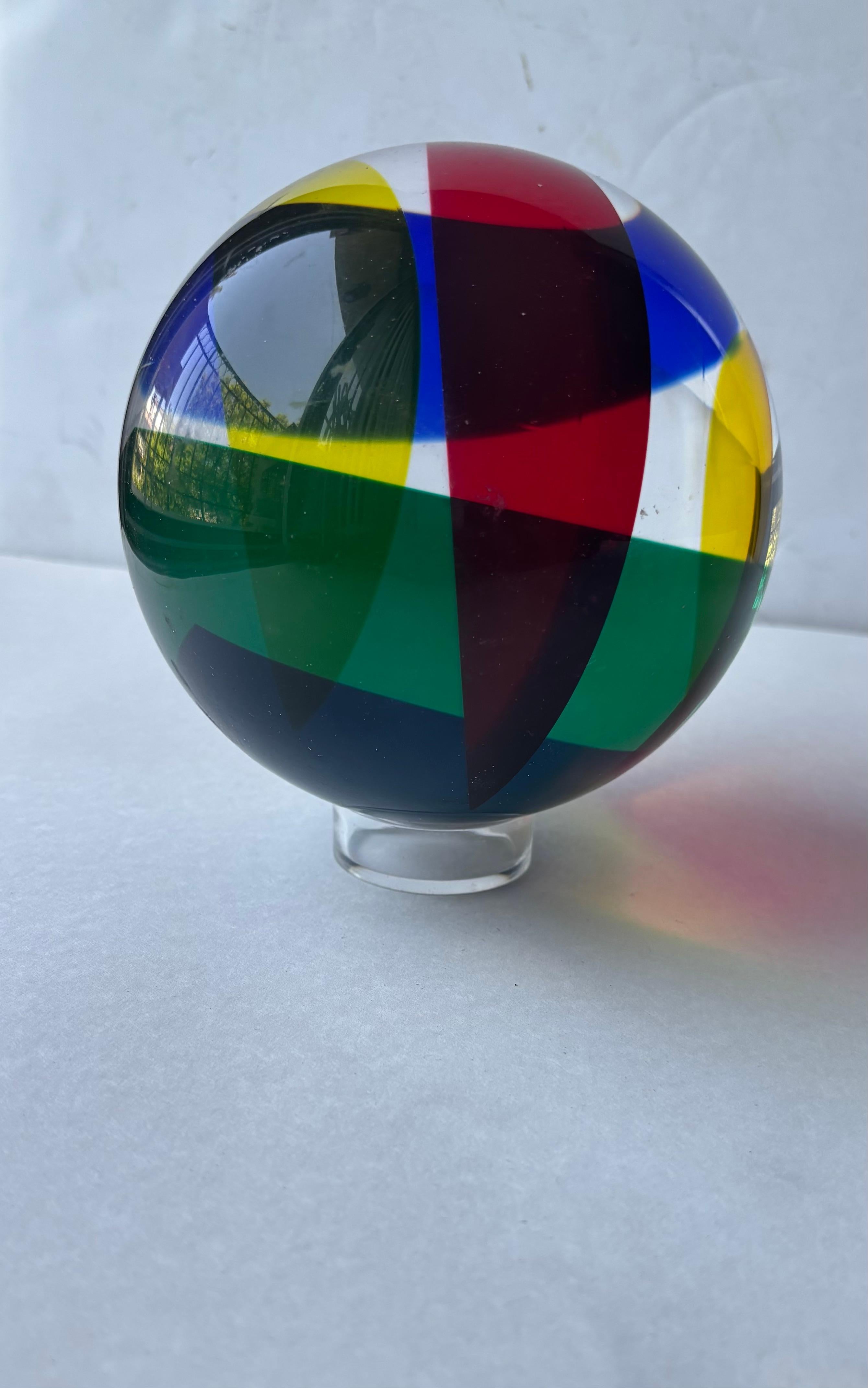 Américain Vasa Velizar Mihich acrylique sphère / Ball and Ball sculpture abstraite avec support, signé en vente