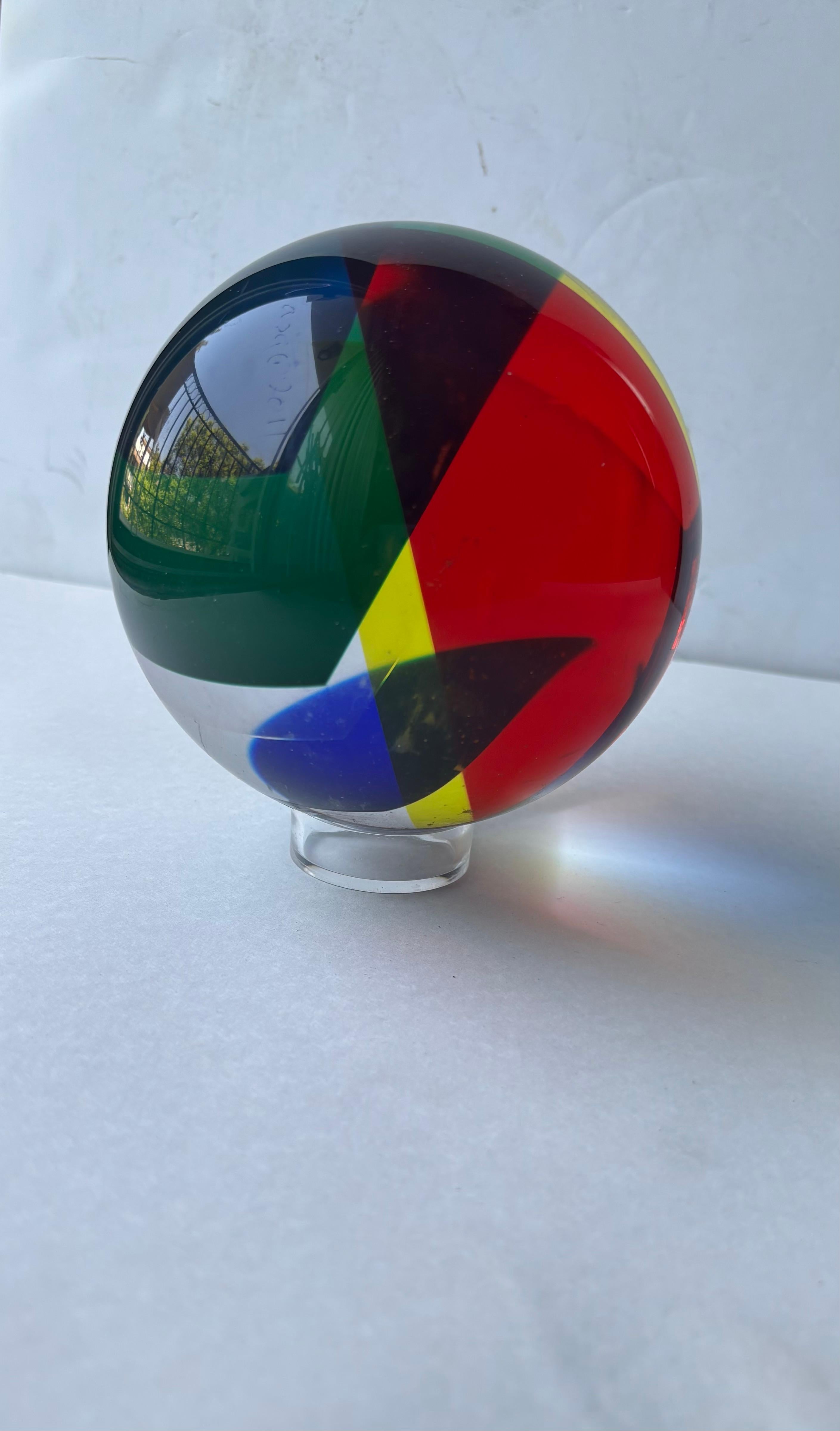 Fait main Vasa Velizar Mihich acrylique sphère / Ball and Ball sculpture abstraite avec support, signé en vente