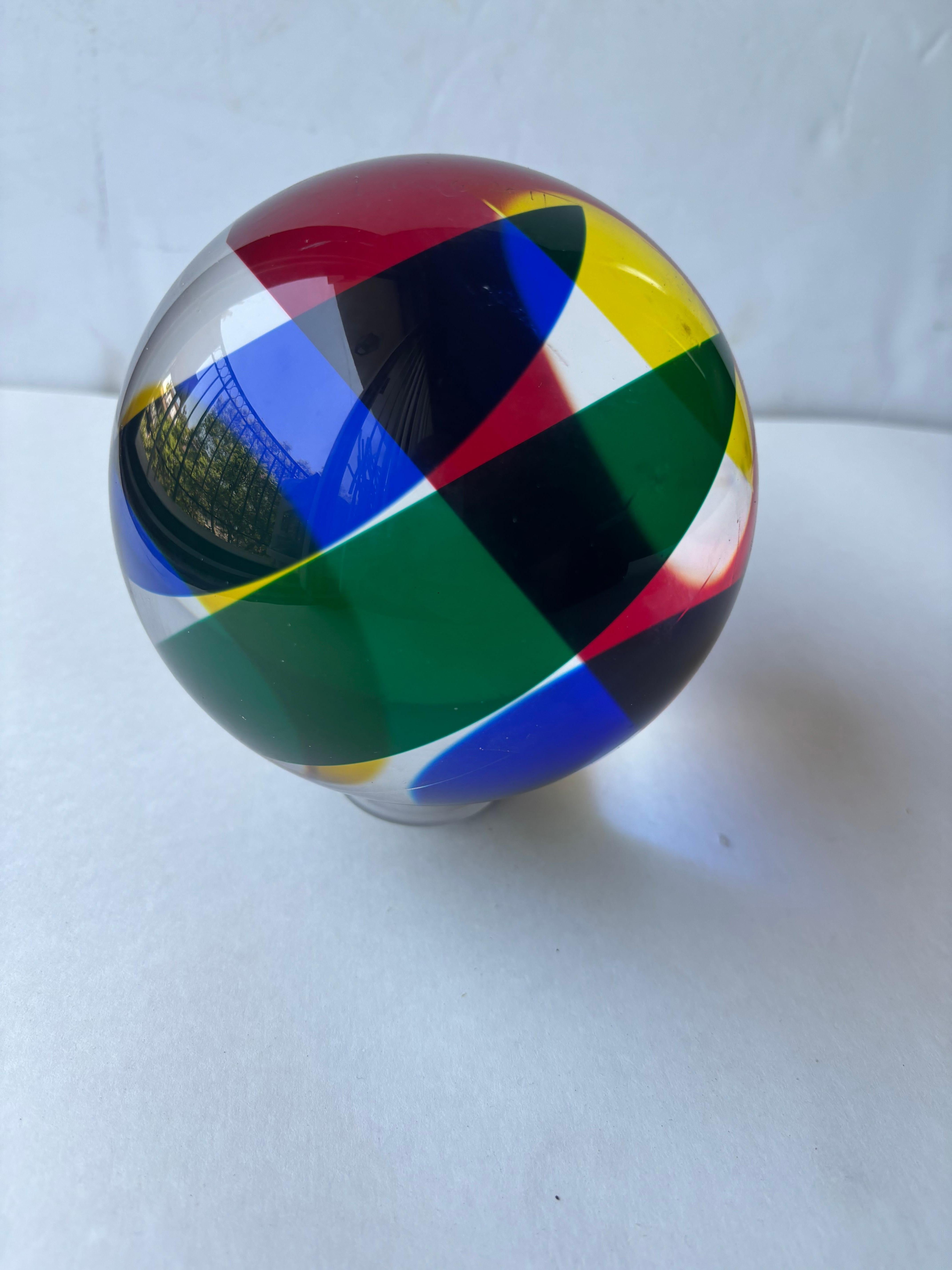 XXIe siècle et contemporain Vasa Velizar Mihich acrylique sphère / Ball and Ball sculpture abstraite avec support, signé en vente