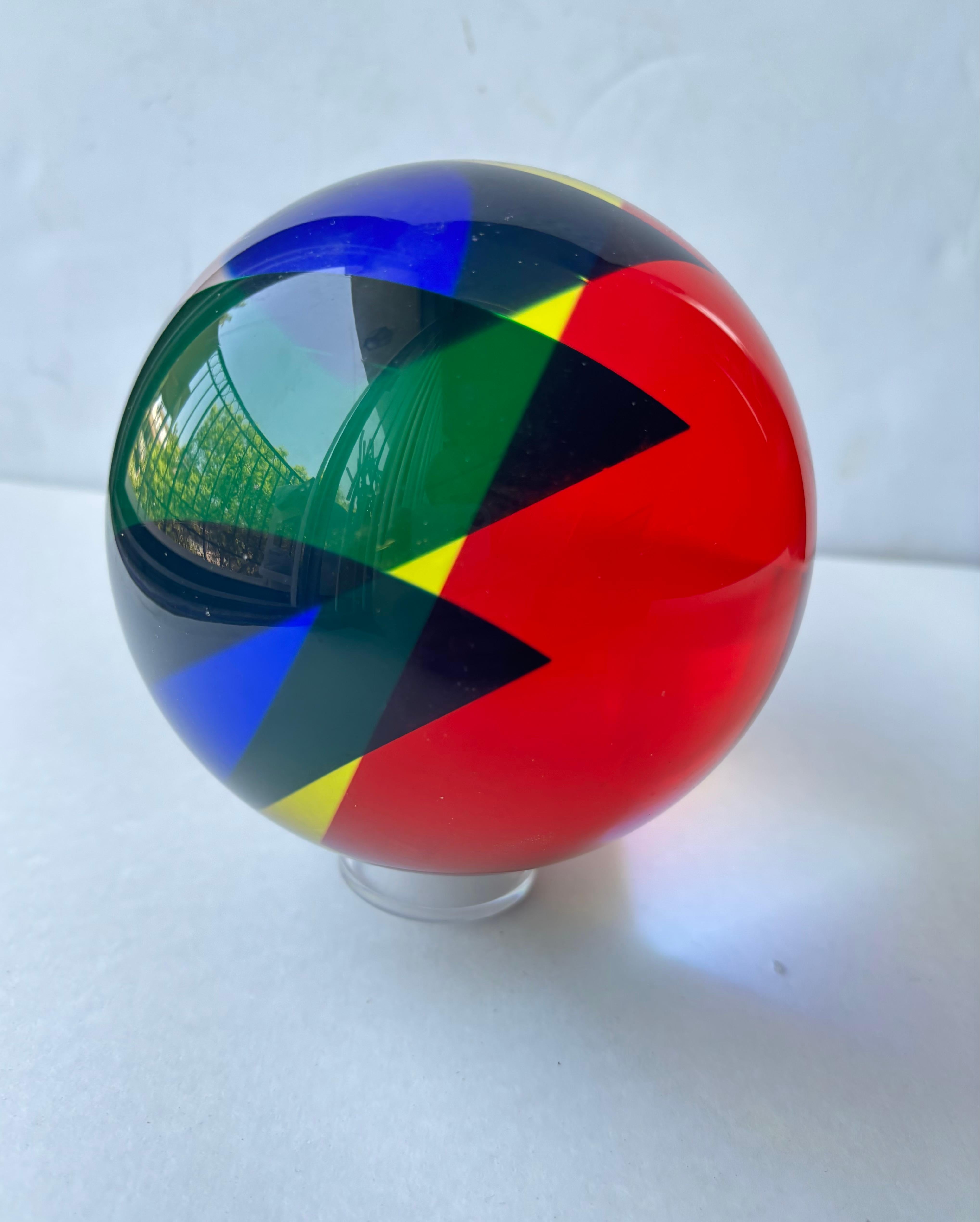 Acrylique Vasa Velizar Mihich acrylique sphère / Ball and Ball sculpture abstraite avec support, signé en vente