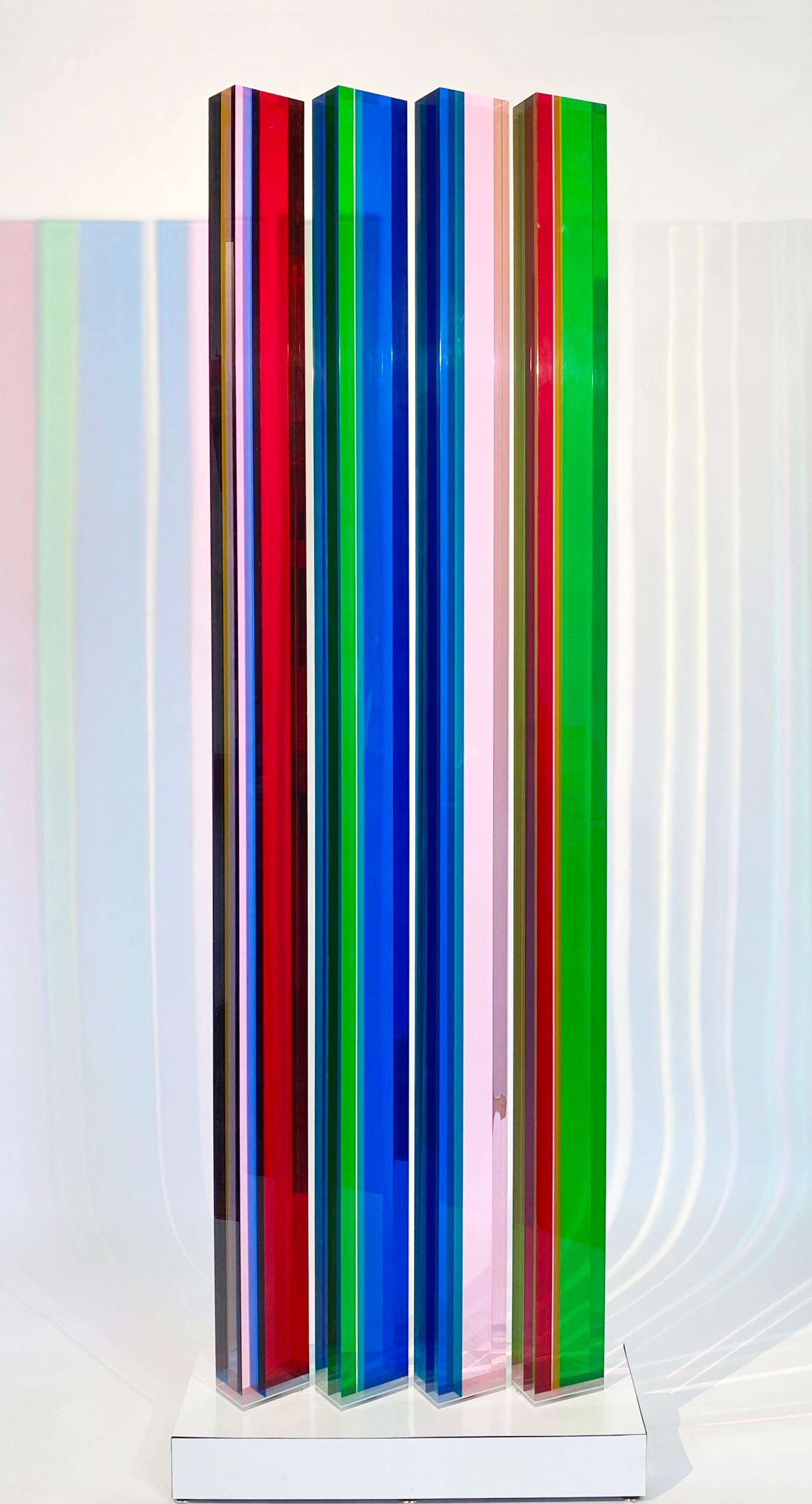 Una obra excepcional de Vasa Mihich, una torre de 4 columnas.  Grandes colores utilizados en esta pieza que tienden hacia el pastel.  Ideal para una entrada o una habitación con mucha luz natural.  Sobre su base original de formica.  Estas obras son