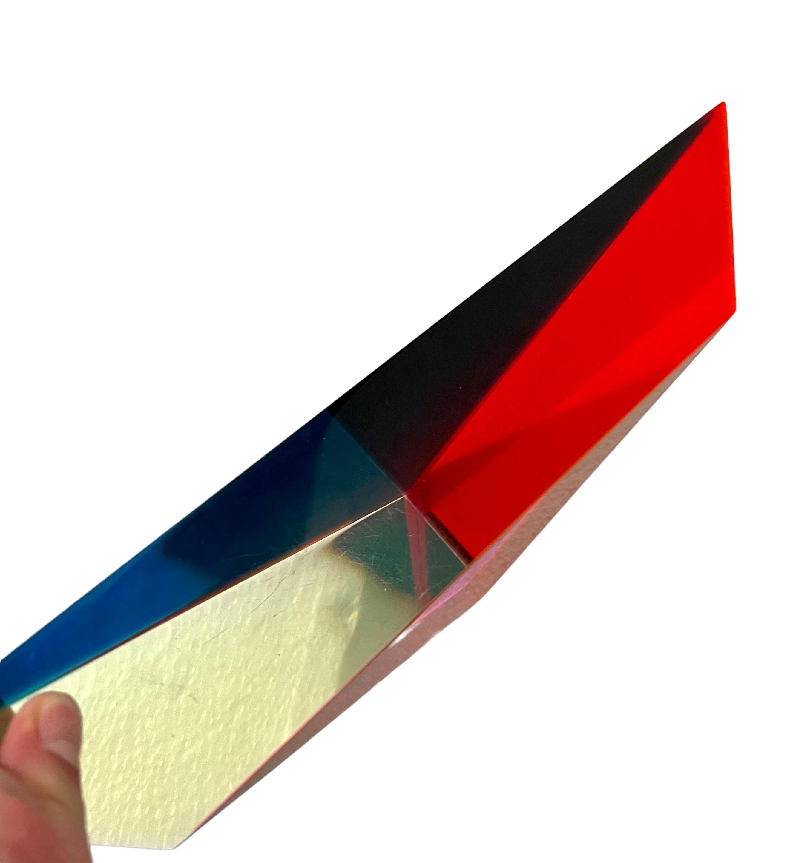 Sculpture triangulaire colorée en acrylique stratifié en lucite signée à la main et datée de 1993 en vente 9