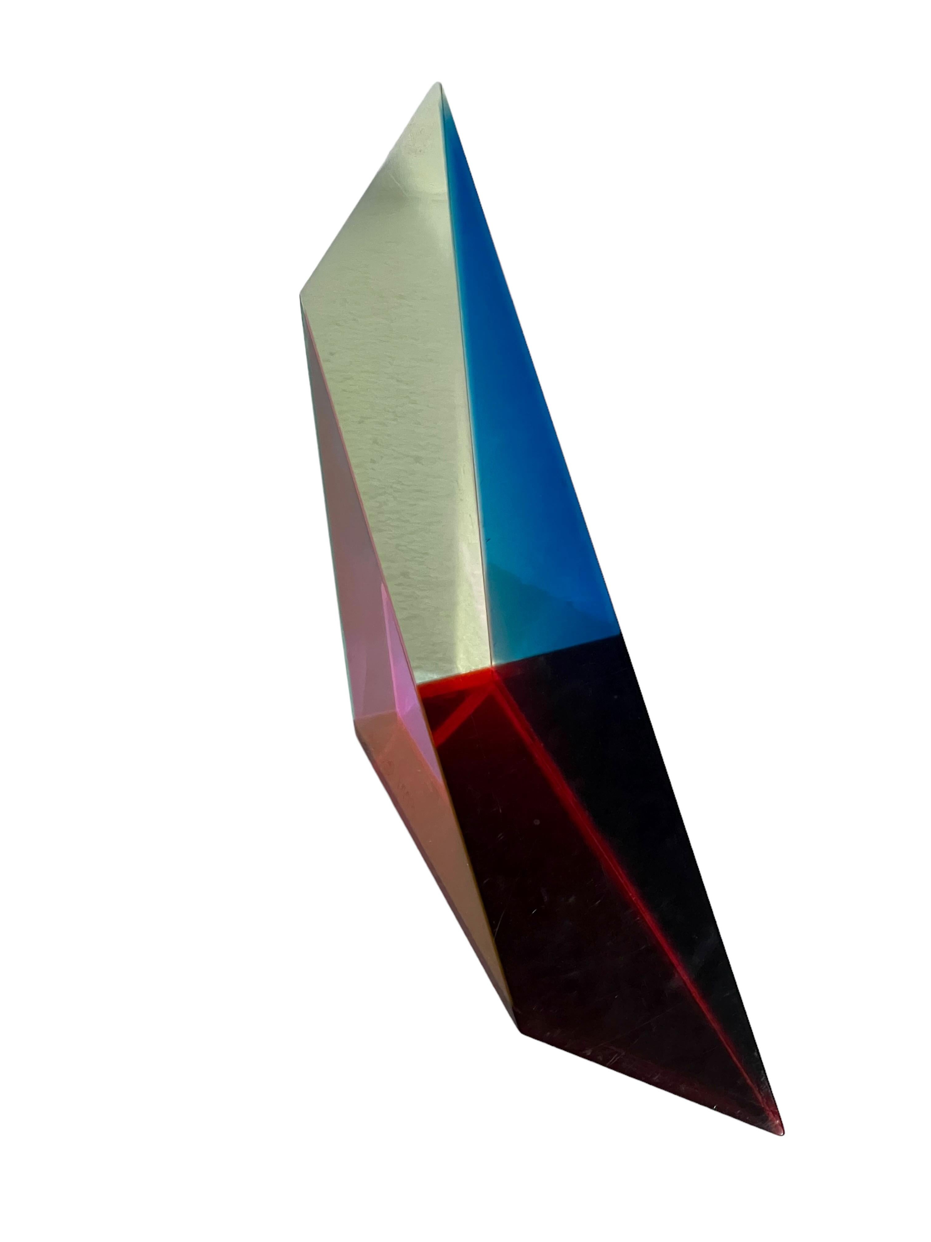 Sculpture triangulaire colorée en acrylique stratifié en lucite signée à la main et datée de 1993 en vente 10
