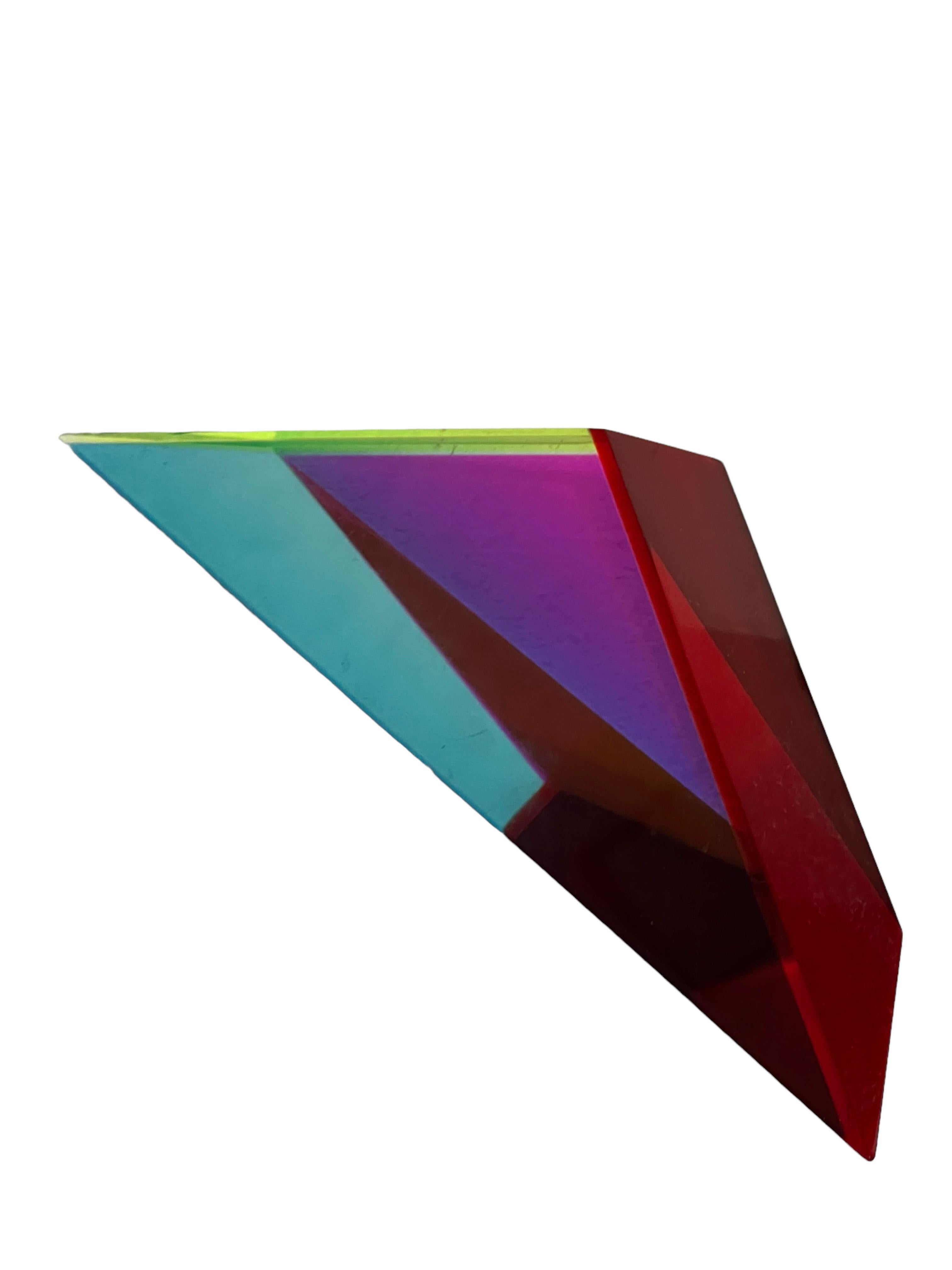 Sculpture triangulaire colorée en acrylique stratifié en lucite signée à la main et datée de 1993 - Violet Abstract Sculpture par Vasa Velizar Mihich