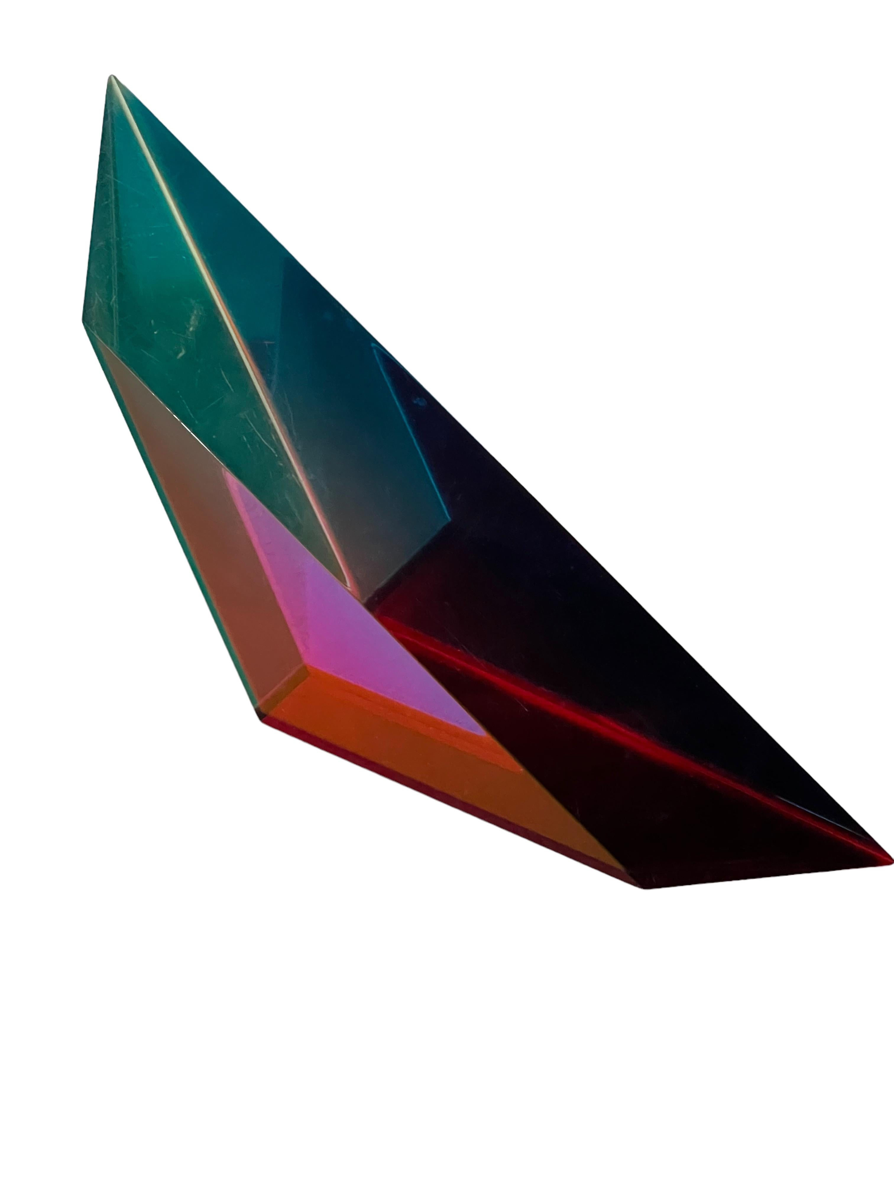 Sculpture triangulaire colorée en acrylique stratifié en lucite signée à la main et datée de 1993 en vente 2