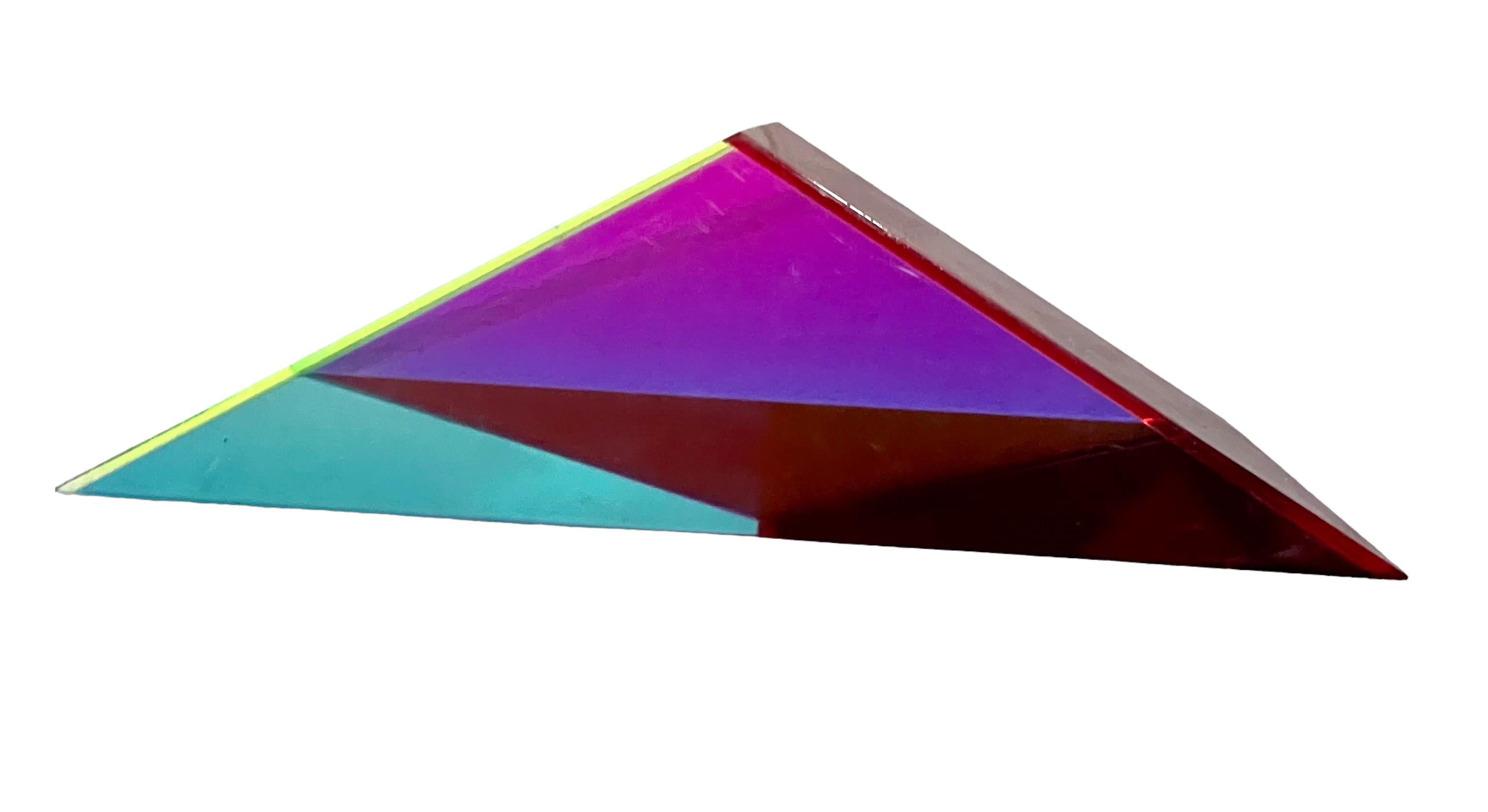 Sculpture triangulaire colorée en acrylique stratifié en lucite signée à la main et datée de 1993