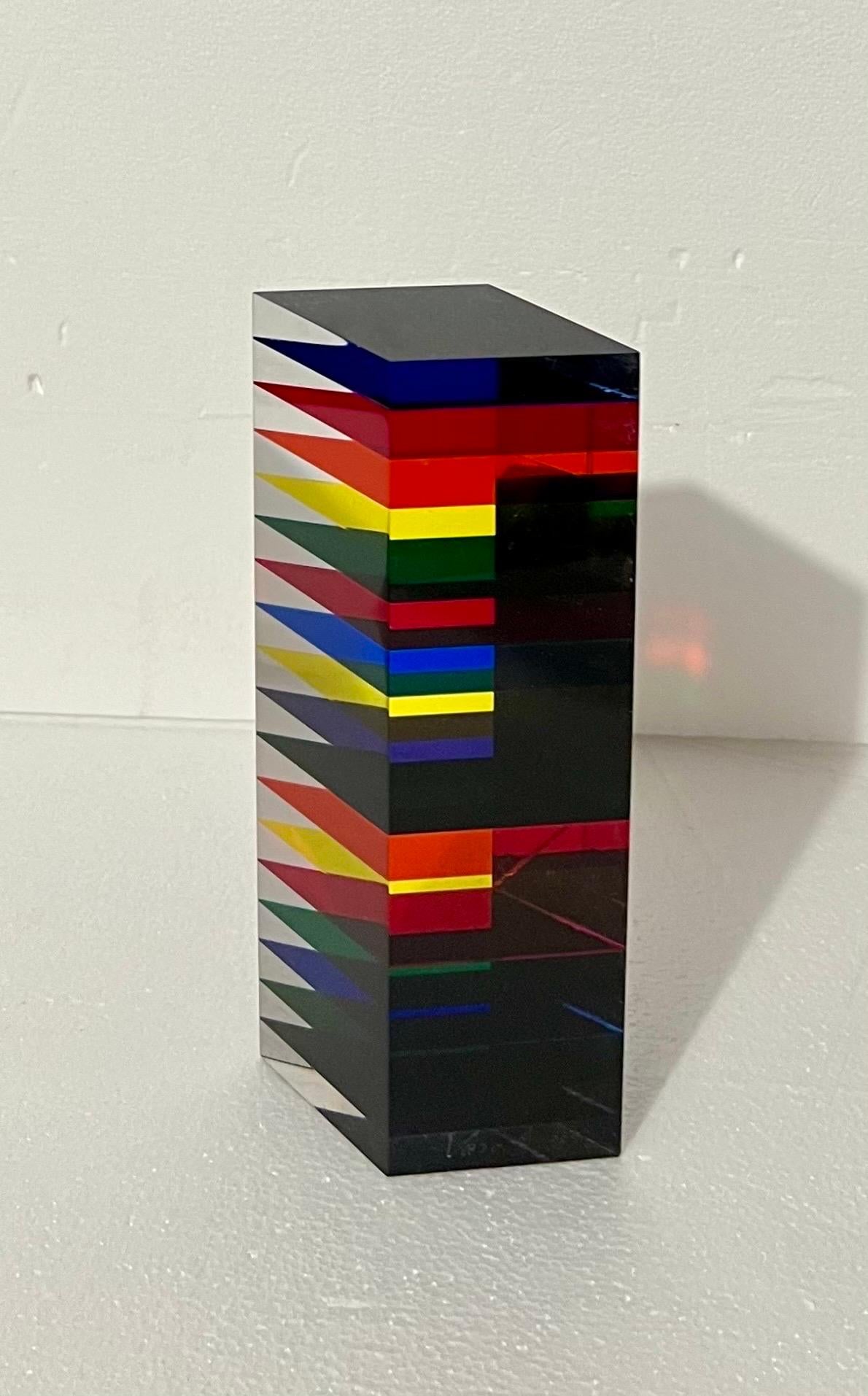 Sculpture triangulaire colorée en acrylique stratifié en lucite signée à la main et datée de 2001 en vente 1
