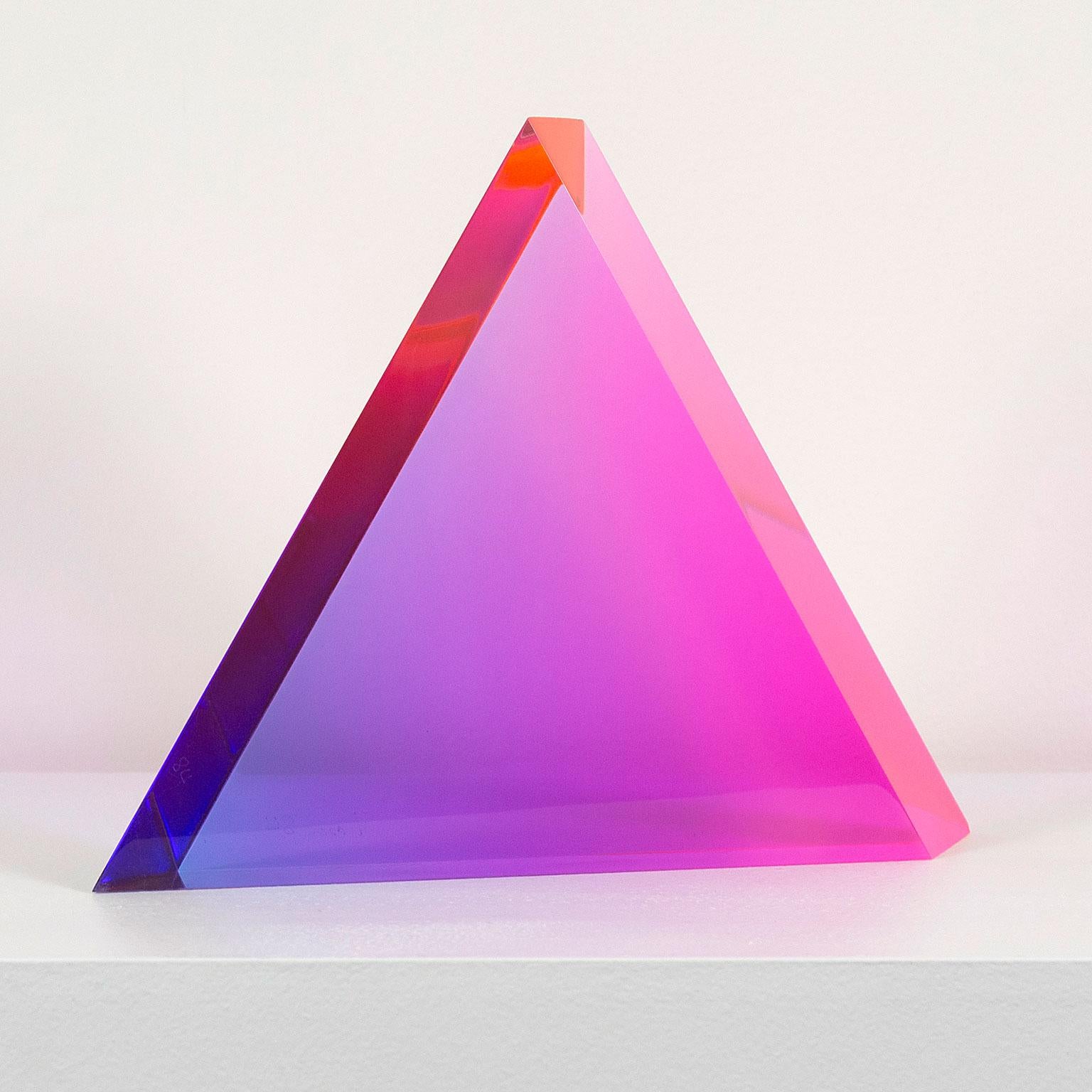 Vasa Mihich ist ein renommierter Künstler aus Los Angeles, der für seine eleganten, farbenfrohen und fesselnden Acrylskulpturen bekannt ist. Er war Senior Professor für Design an der University of California, Los Angeles (UCLA), wo er viele Jahre