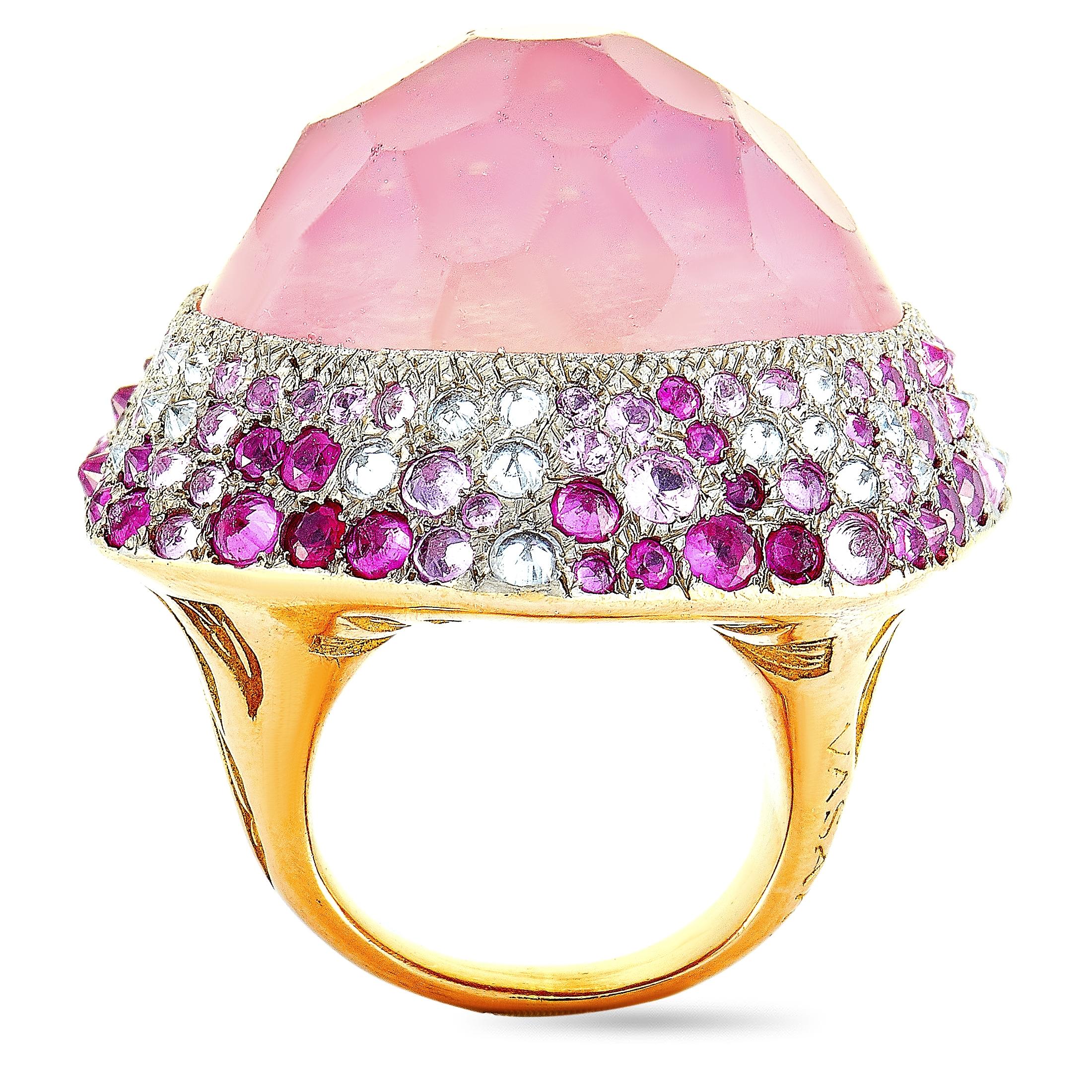 This Vasari ring is made of 18K rose gold and weighs 47.4 grams. It boasts band thickness of 4 mm and top height of 18 mm, while top dimensions measure 35 by 35 mm. The ring is set with a tourmaline, a total of 3.50 carats of rubies, and