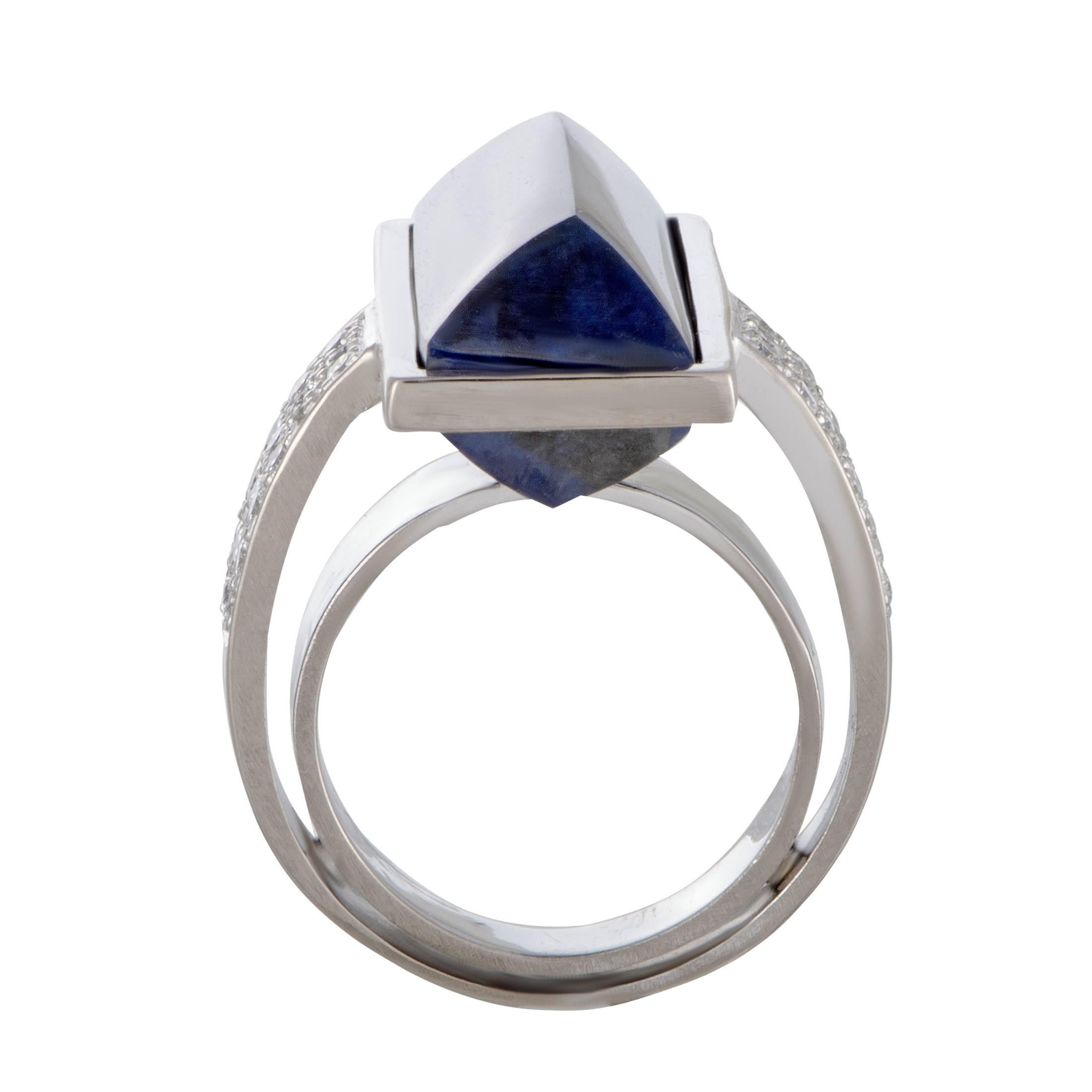 Designed by Vasari in an intriguingly unconventional manner, this spectacular ring offers an exceptionally fashionable appearance. Made of elegant 18K white gold, the ring is embellished with an eye-catching lapis lazuli and 0.85 carats of