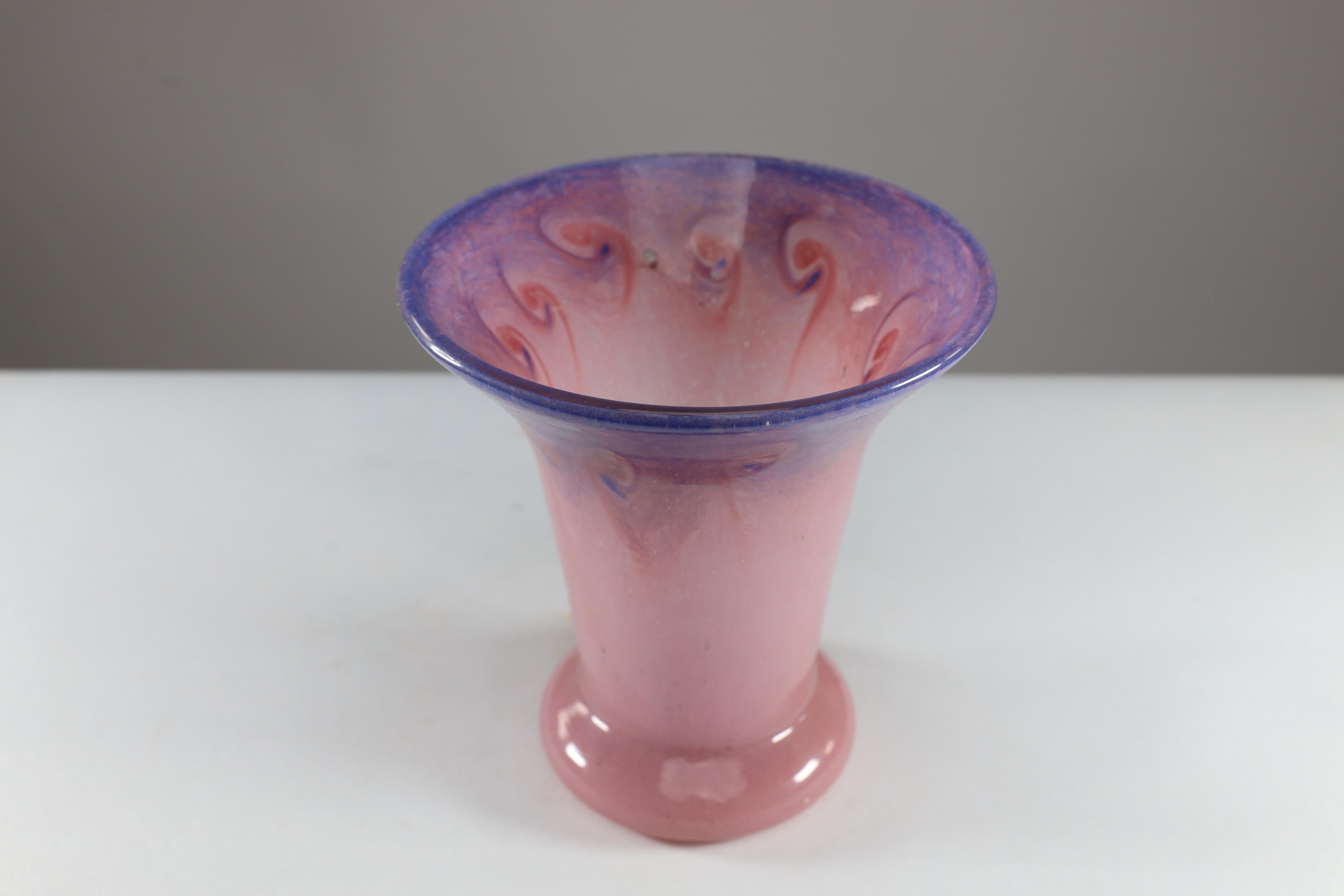 Vasart. Un vase en verre tourbillonnant rose irisé et bleu en vente 1