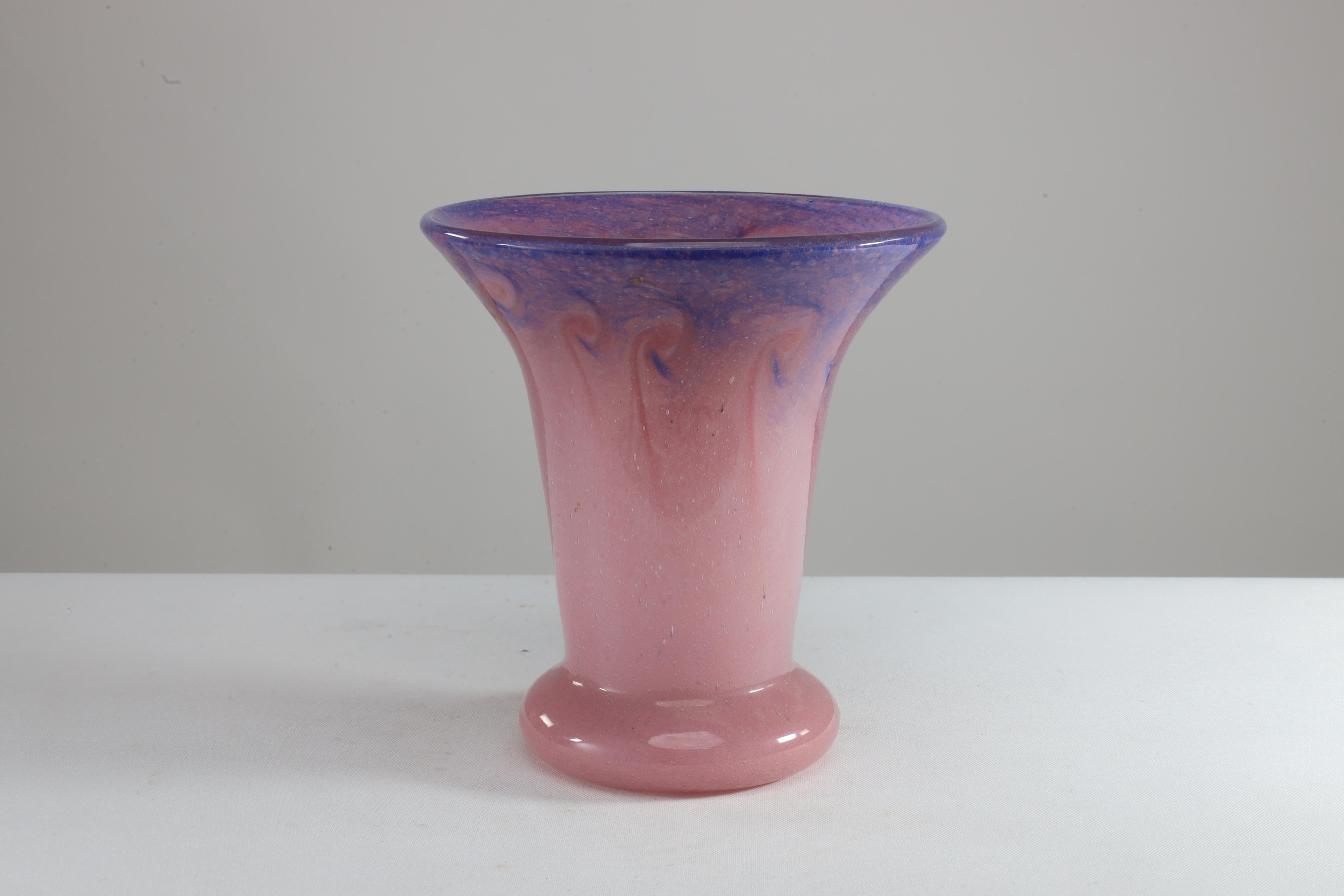 Vasart, un vase en verre irisé rose et bleu. En septembre 1946, Salvador Ysart et deux de ses fils (Vincent et Augustin) quittent Monart glass et fondent Ysart Brothers Glass (sous le nom de 