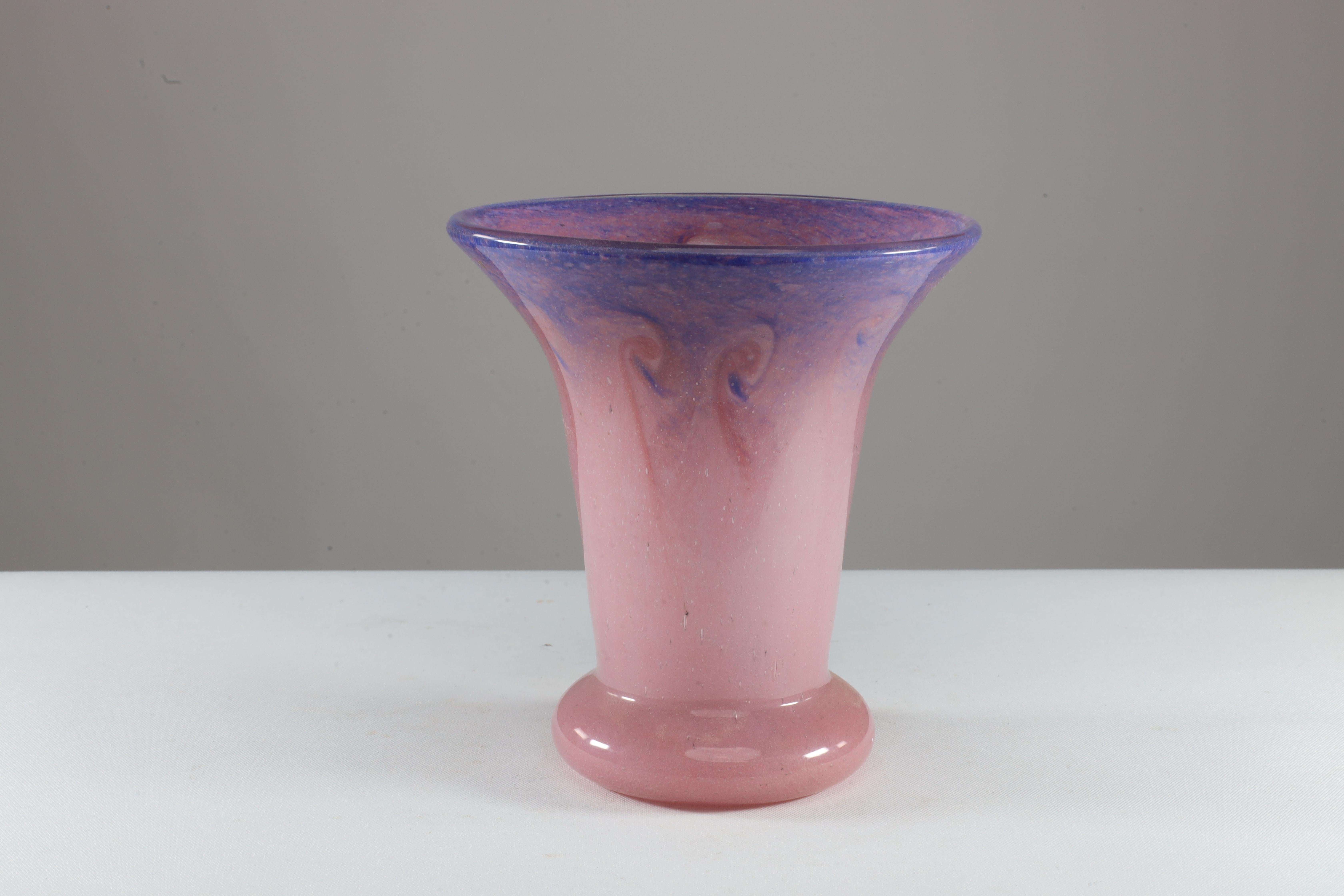 Art déco Vasart. Un vase en verre tourbillonnant rose irisé et bleu en vente