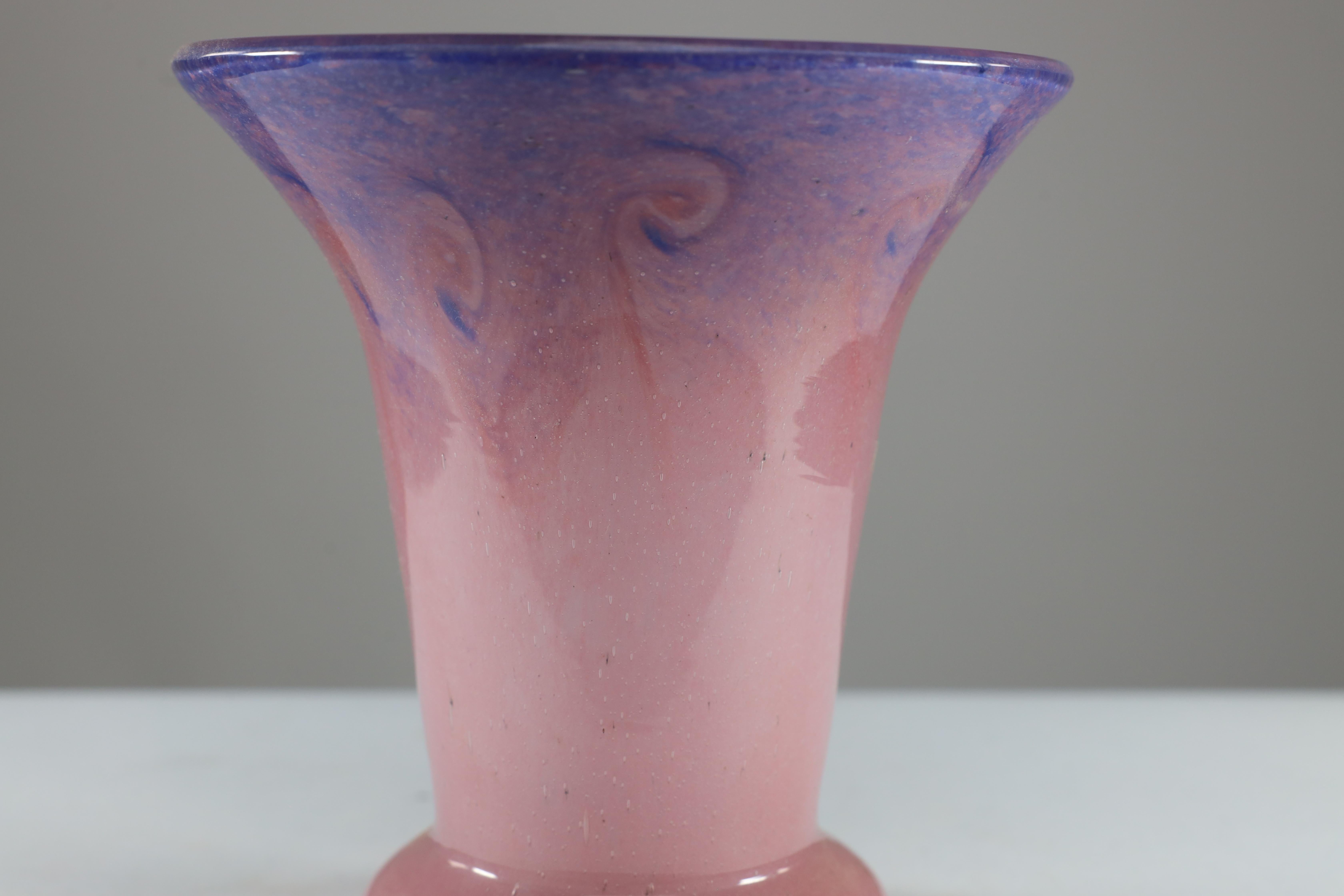 Anglais Vasart. Un vase en verre tourbillonnant rose irisé et bleu en vente
