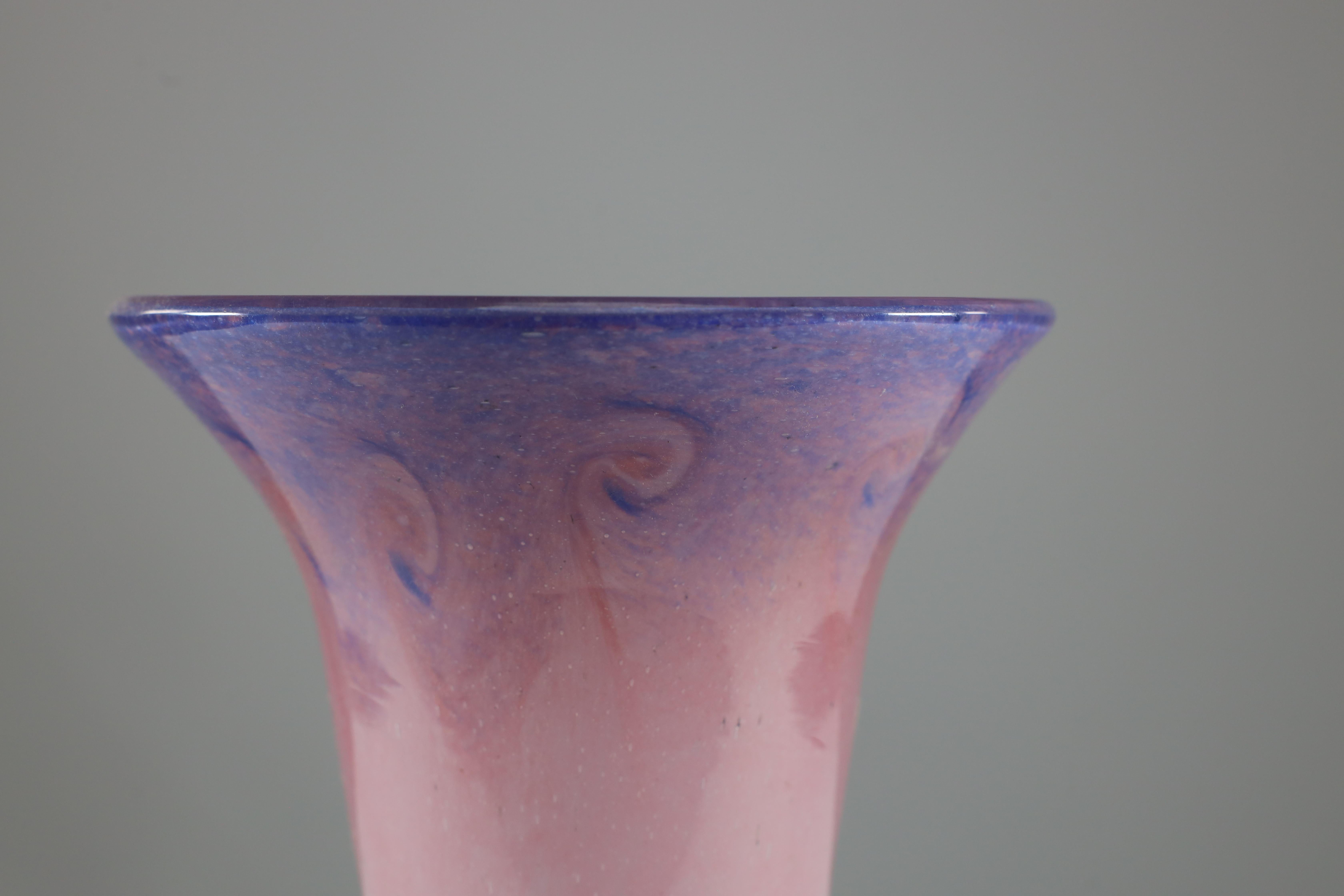 Vasart. An iridescent pink and blue swirl glass vase In Good Condition For Sale In London, GB