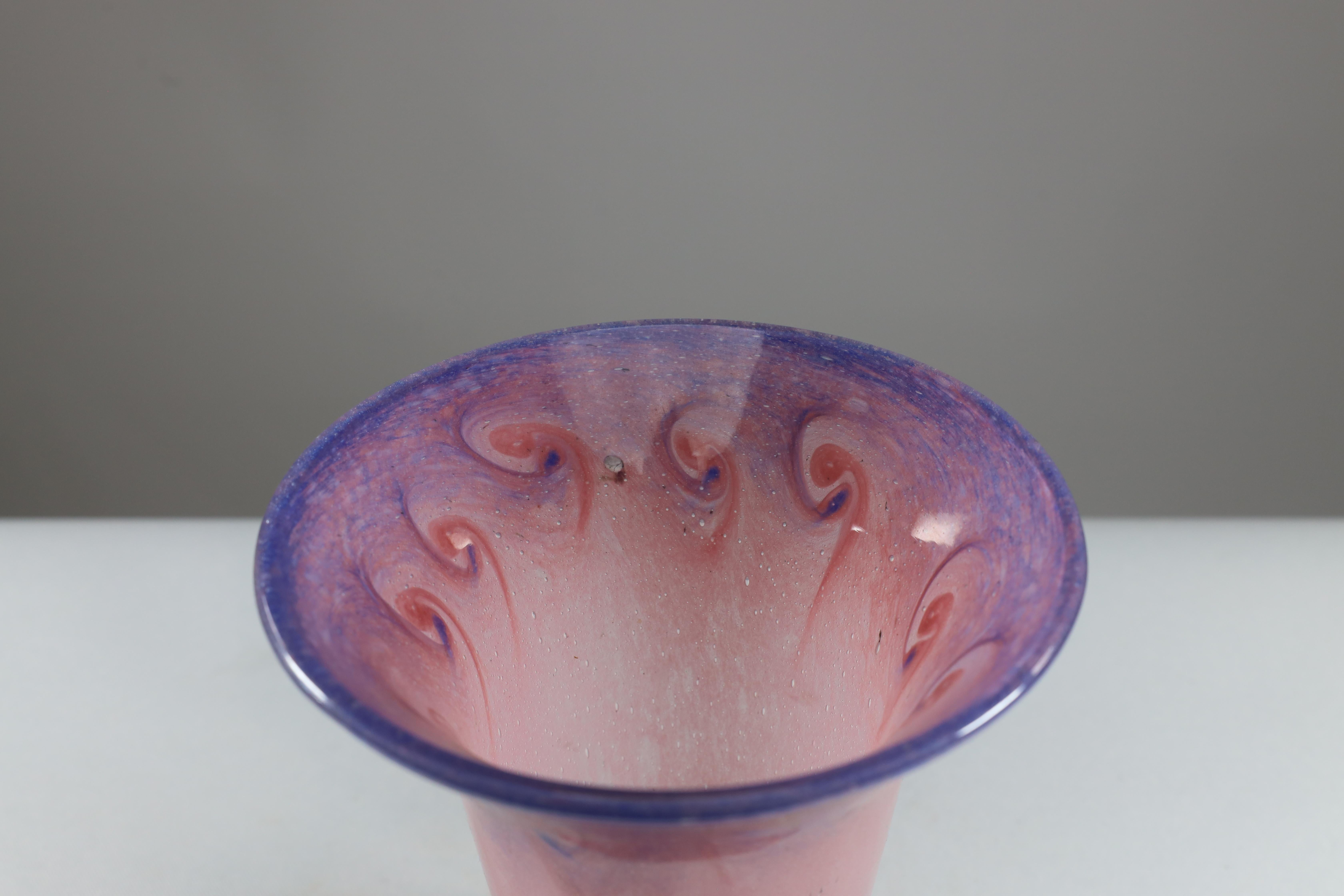 Milieu du XXe siècle Vasart. Un vase en verre tourbillonnant rose irisé et bleu en vente