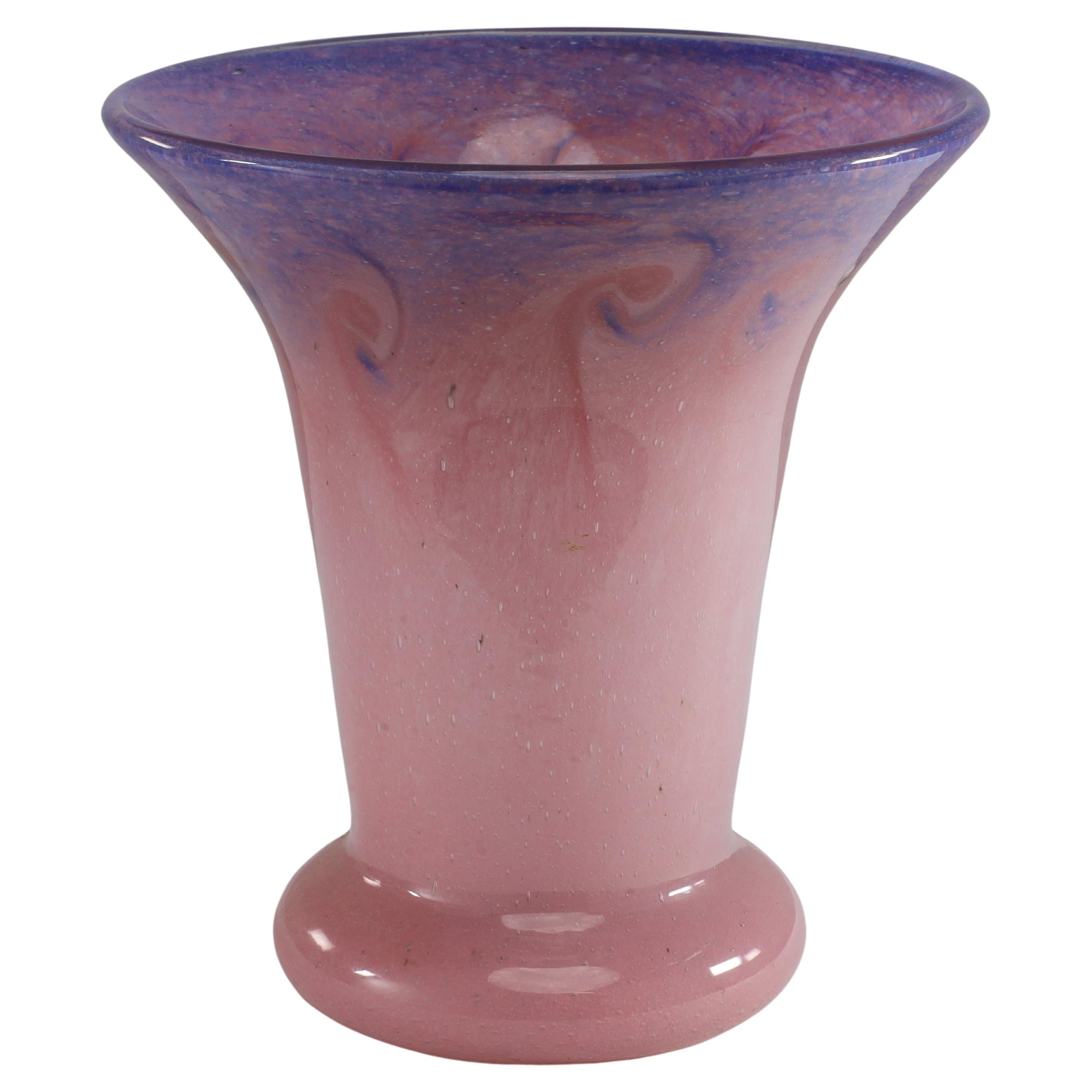 Vasart. Un vase en verre tourbillonnant rose irisé et bleu en vente