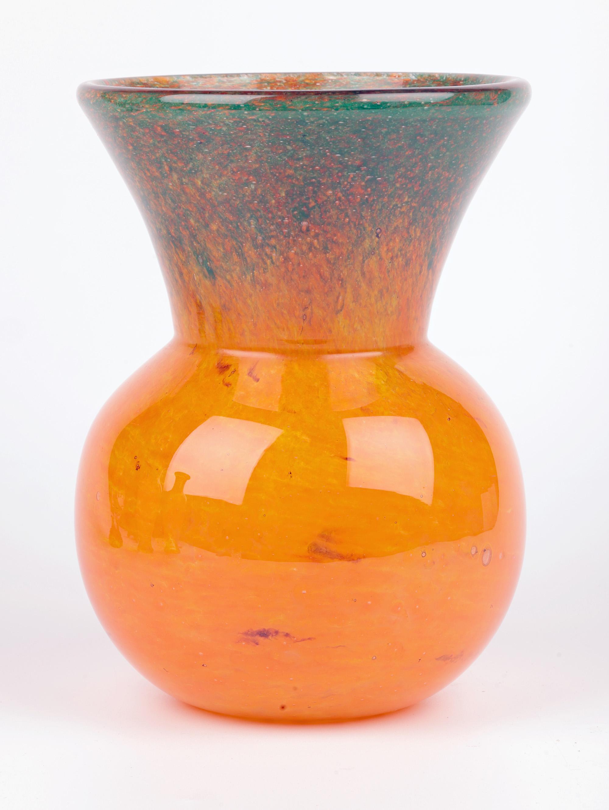 Vase en verre d'art écossais du milieu du siècle, orange et vert en vente 2