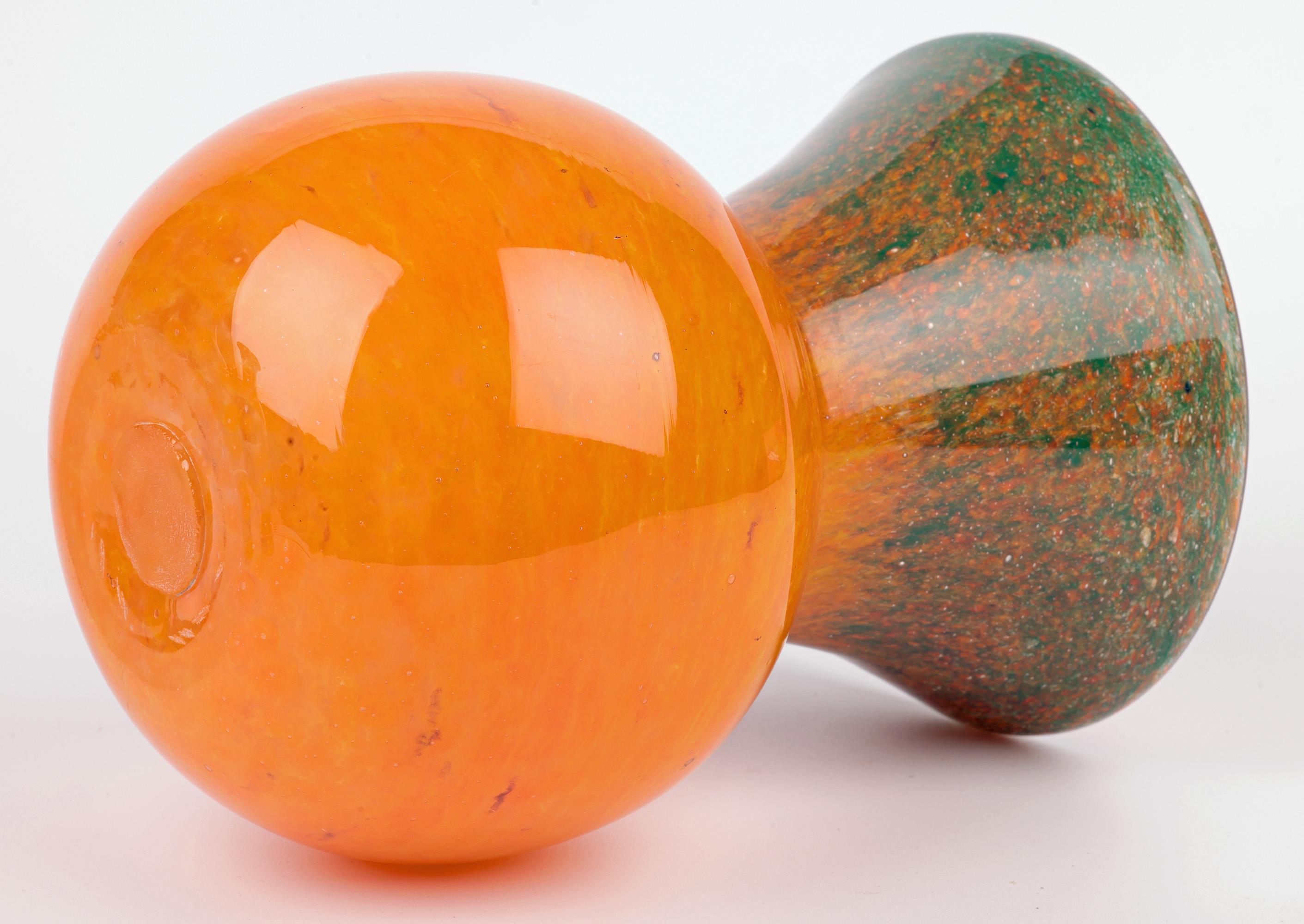 Vase en verre d'art écossais du milieu du siècle, orange et vert en vente 3