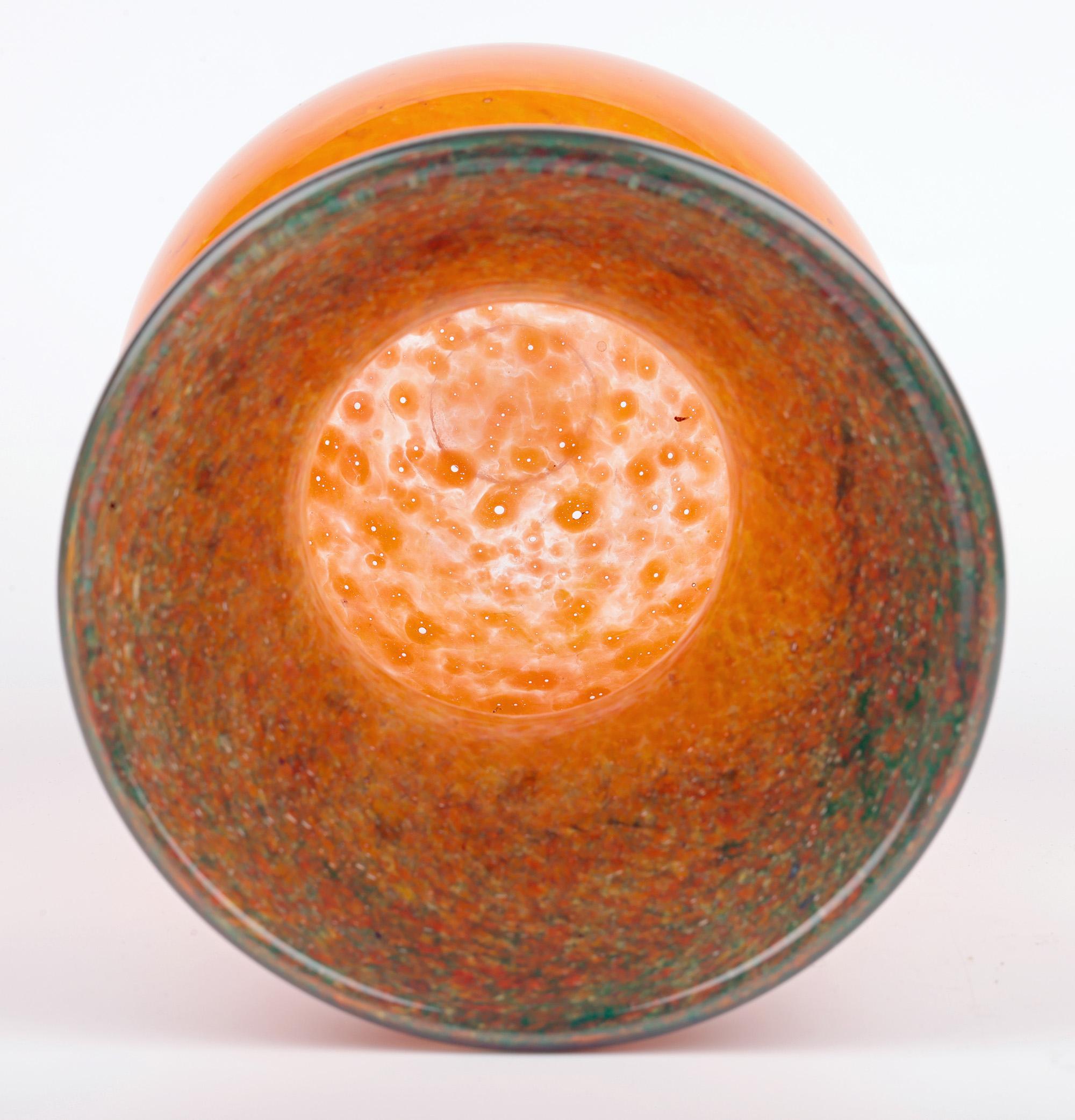 Vase en verre d'art écossais du milieu du siècle, orange et vert en vente 4