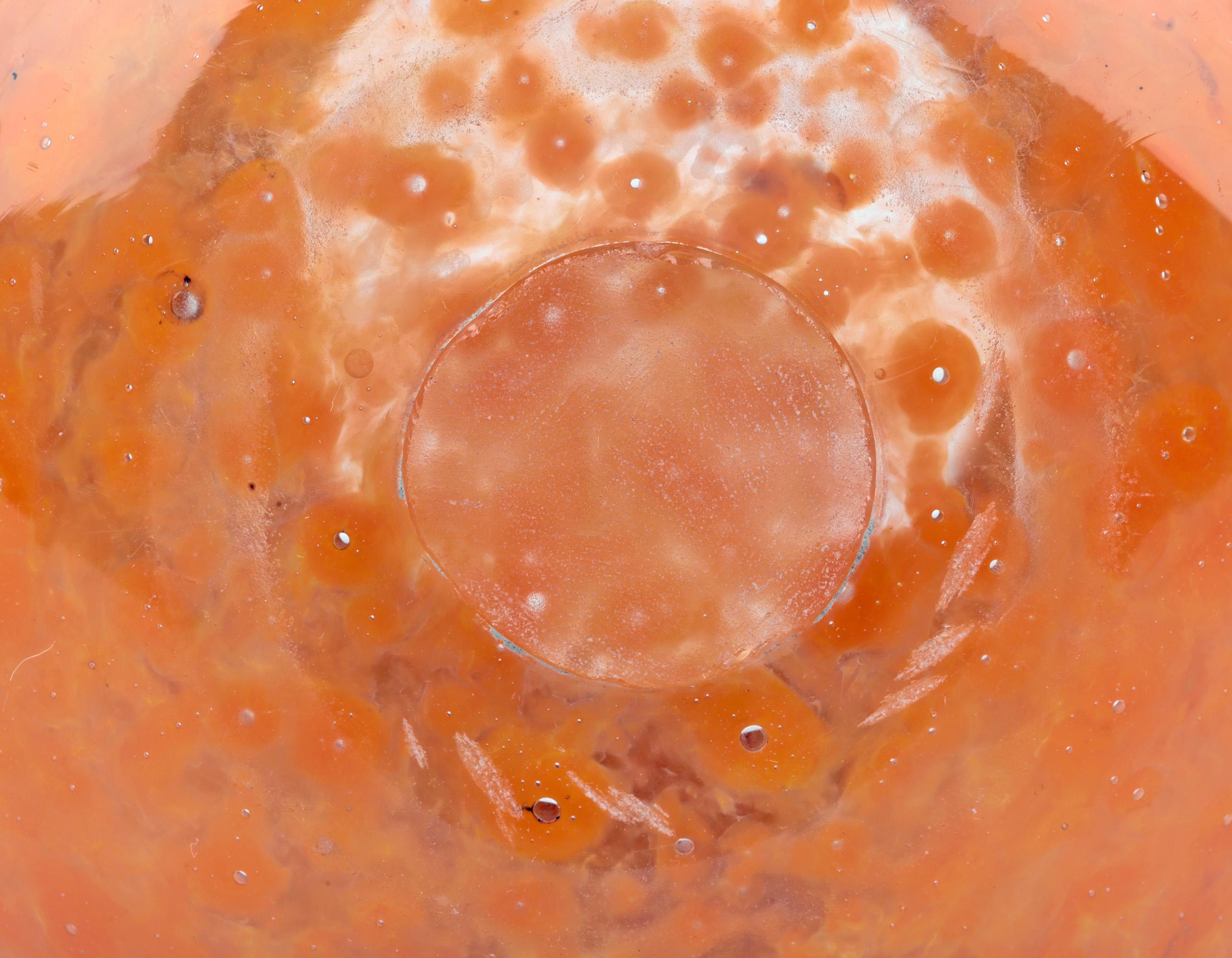 Vase en verre d'art écossais du milieu du siècle, orange et vert en vente 6