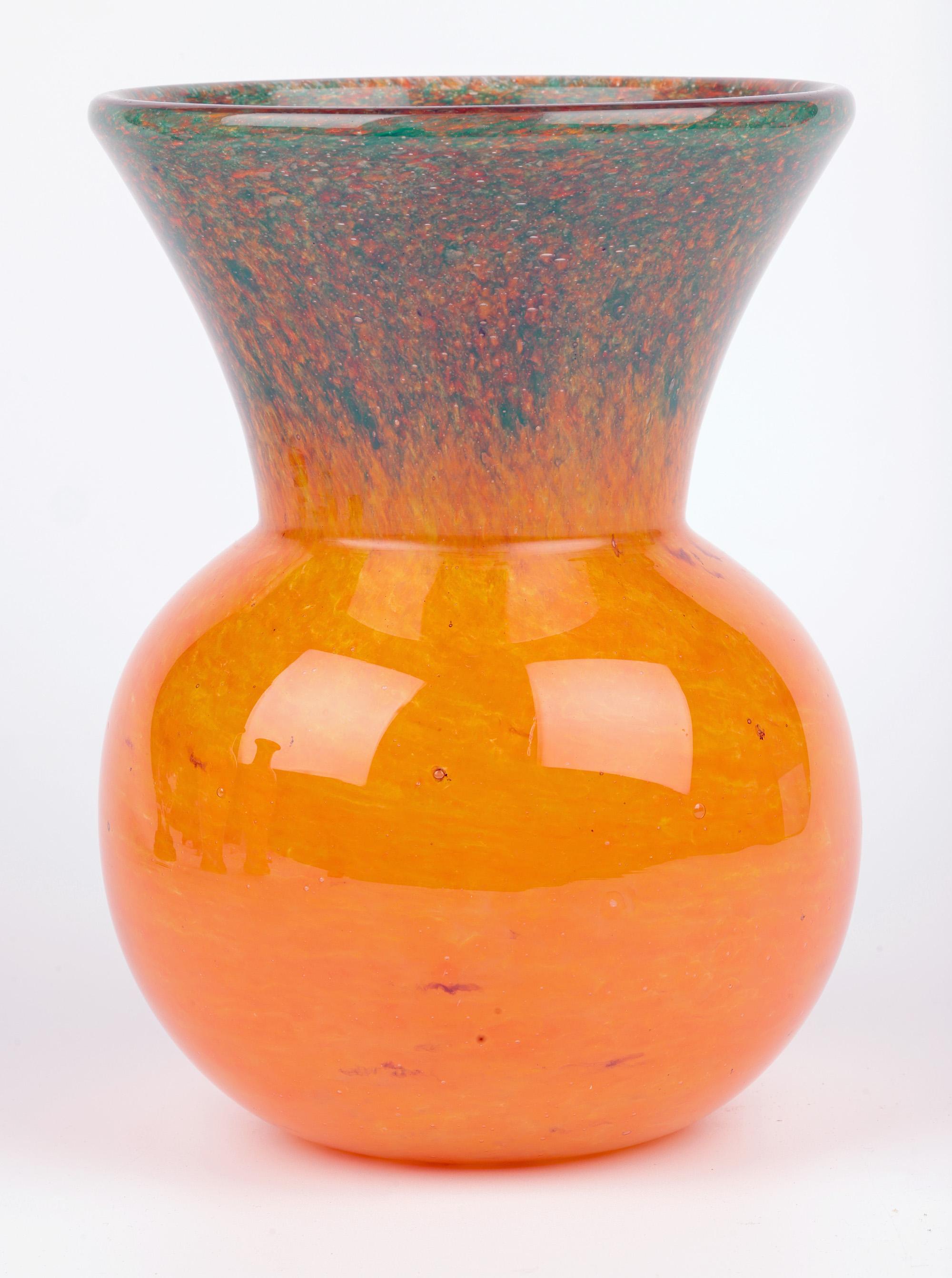 Vase en verre d'art écossais du milieu du siècle, orange et vert en vente 7