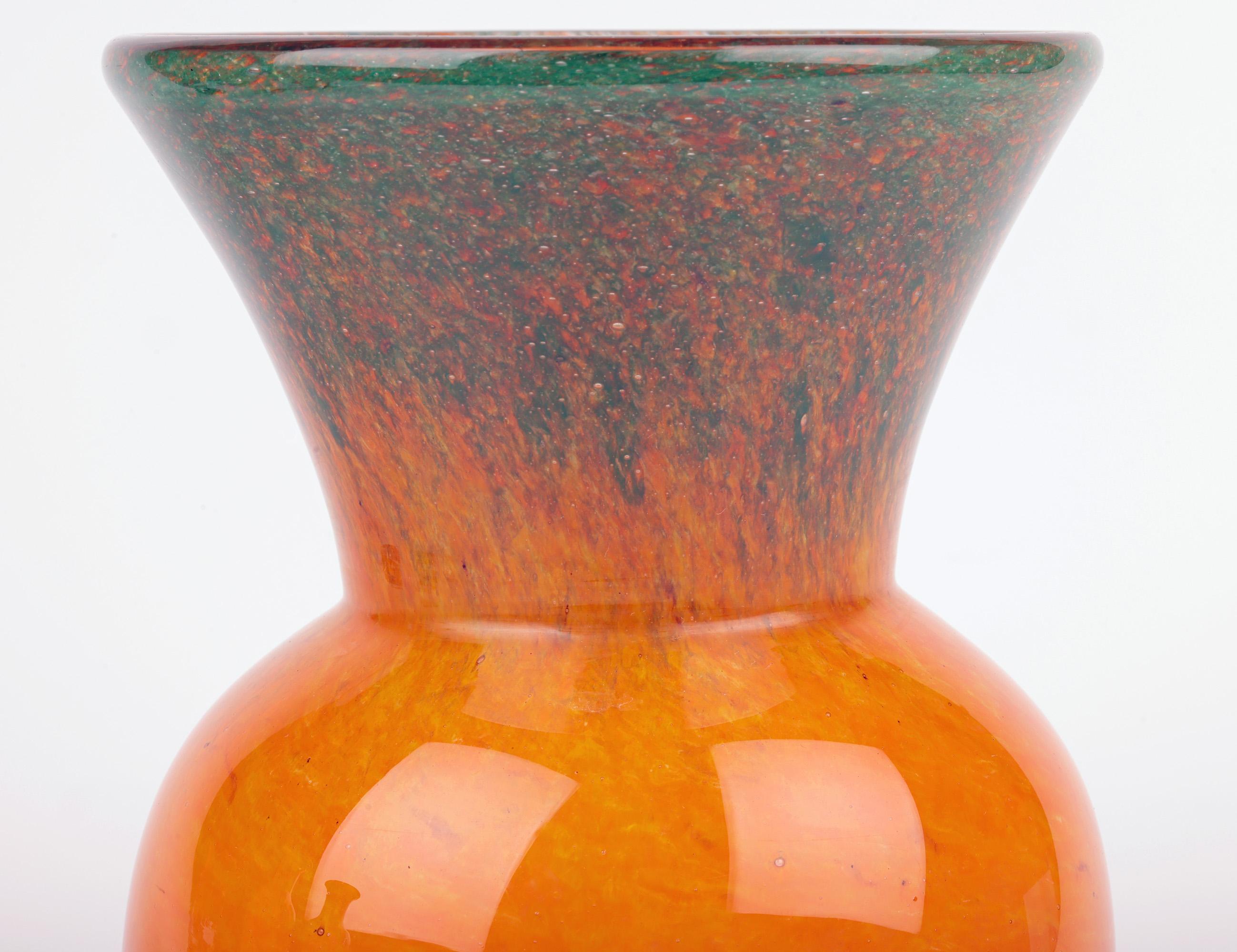 Un très beau et impressionnant vase écossais en verre d'art du milieu du siècle, orange et vert, par Vasart et datant d'environ 1950. Le vase en verre soufflé à la main repose sur un pied plat, étroit et arrondi, et porte la marque de pontil