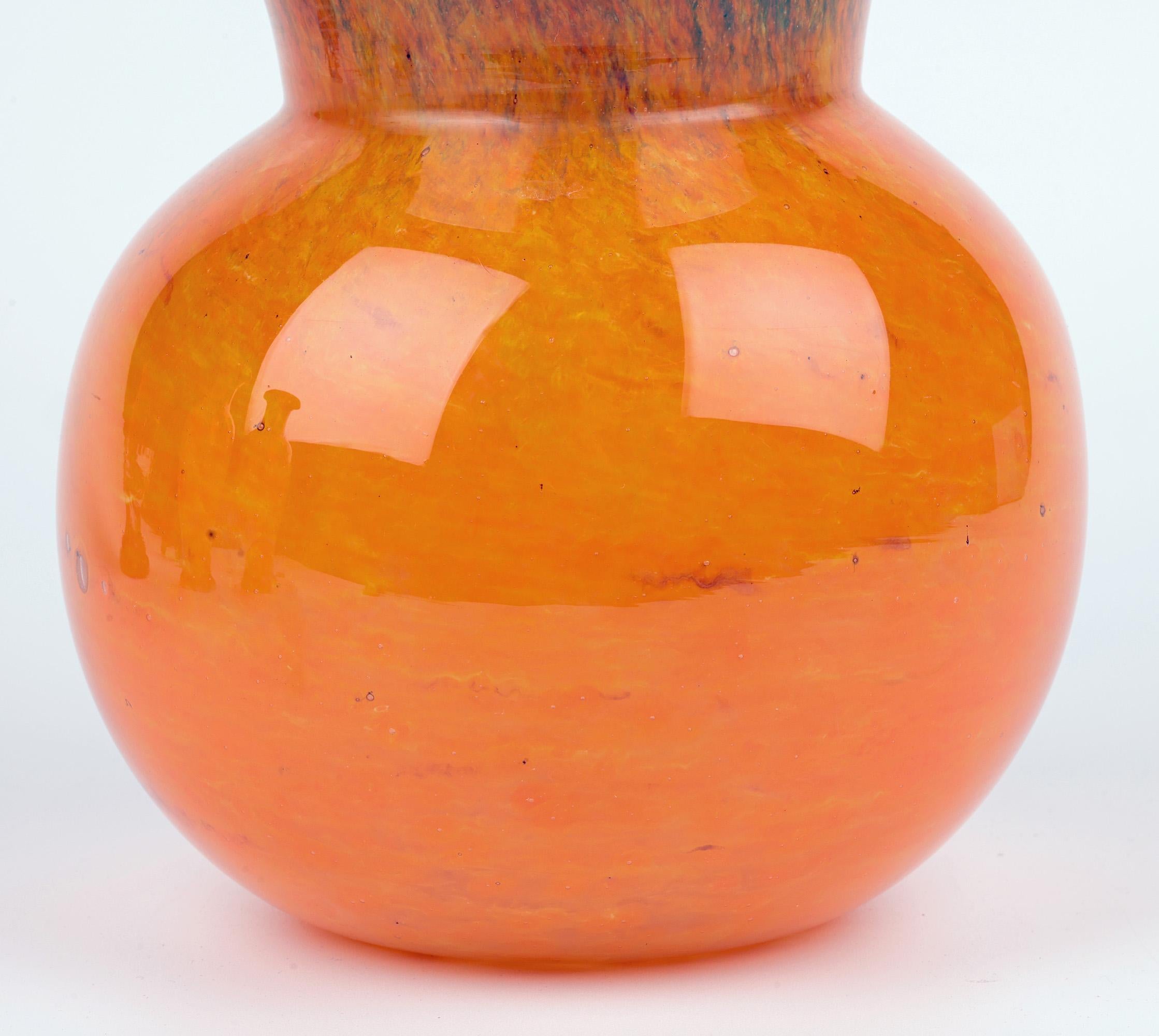 Mid-Century Modern Vase en verre d'art écossais du milieu du siècle, orange et vert en vente