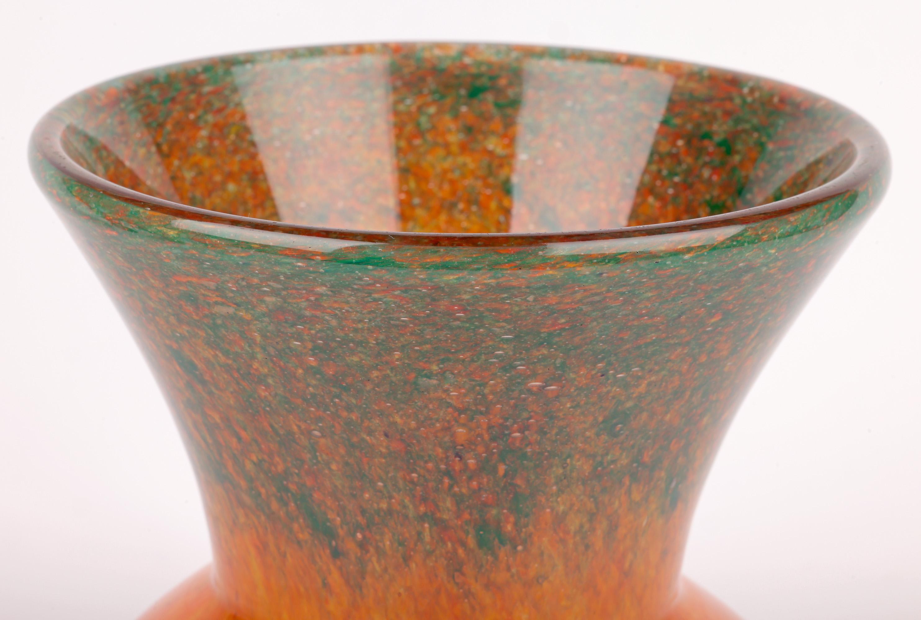 Écossais Vase en verre d'art écossais du milieu du siècle, orange et vert en vente