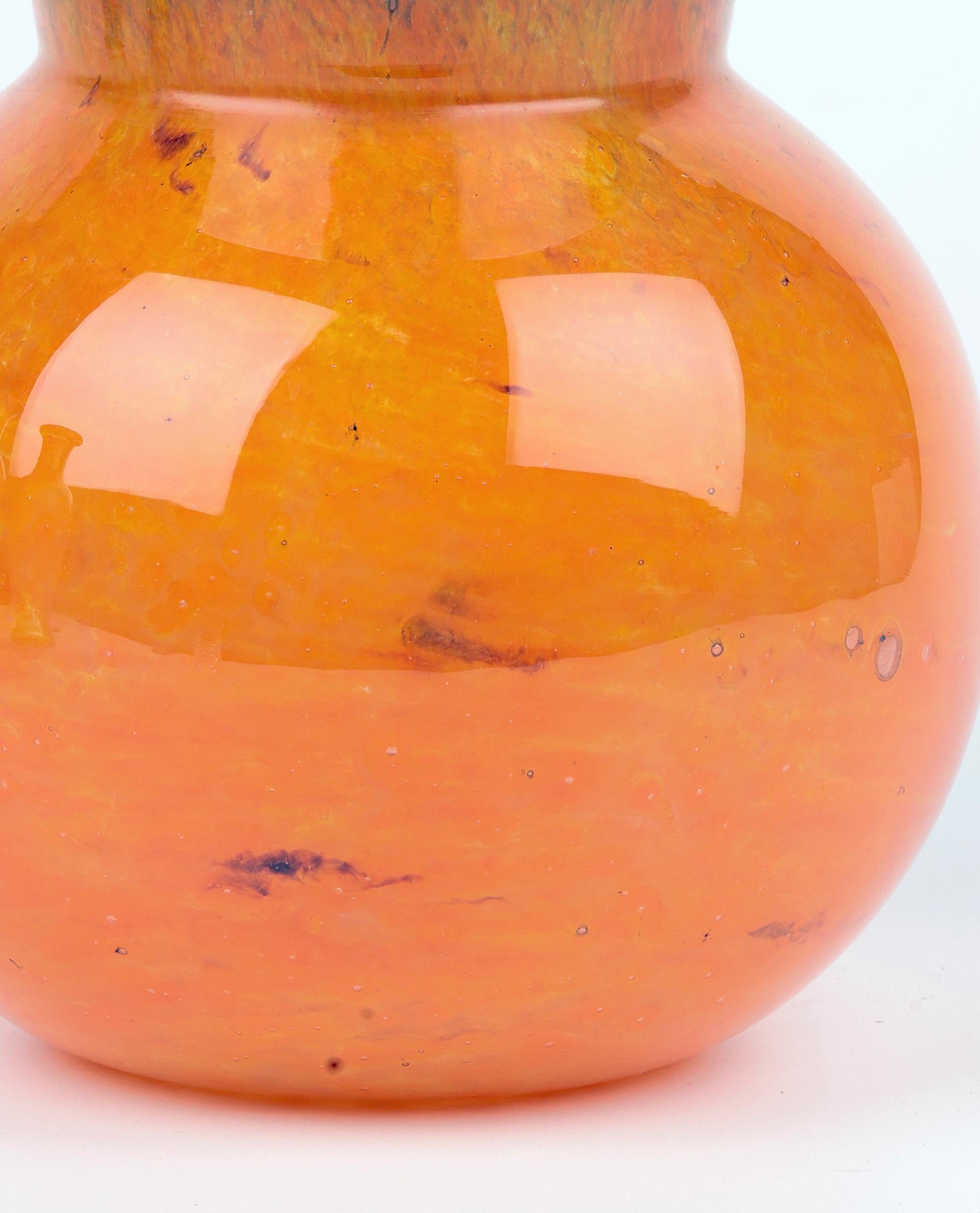 Fait main Vase en verre d'art écossais du milieu du siècle, orange et vert en vente