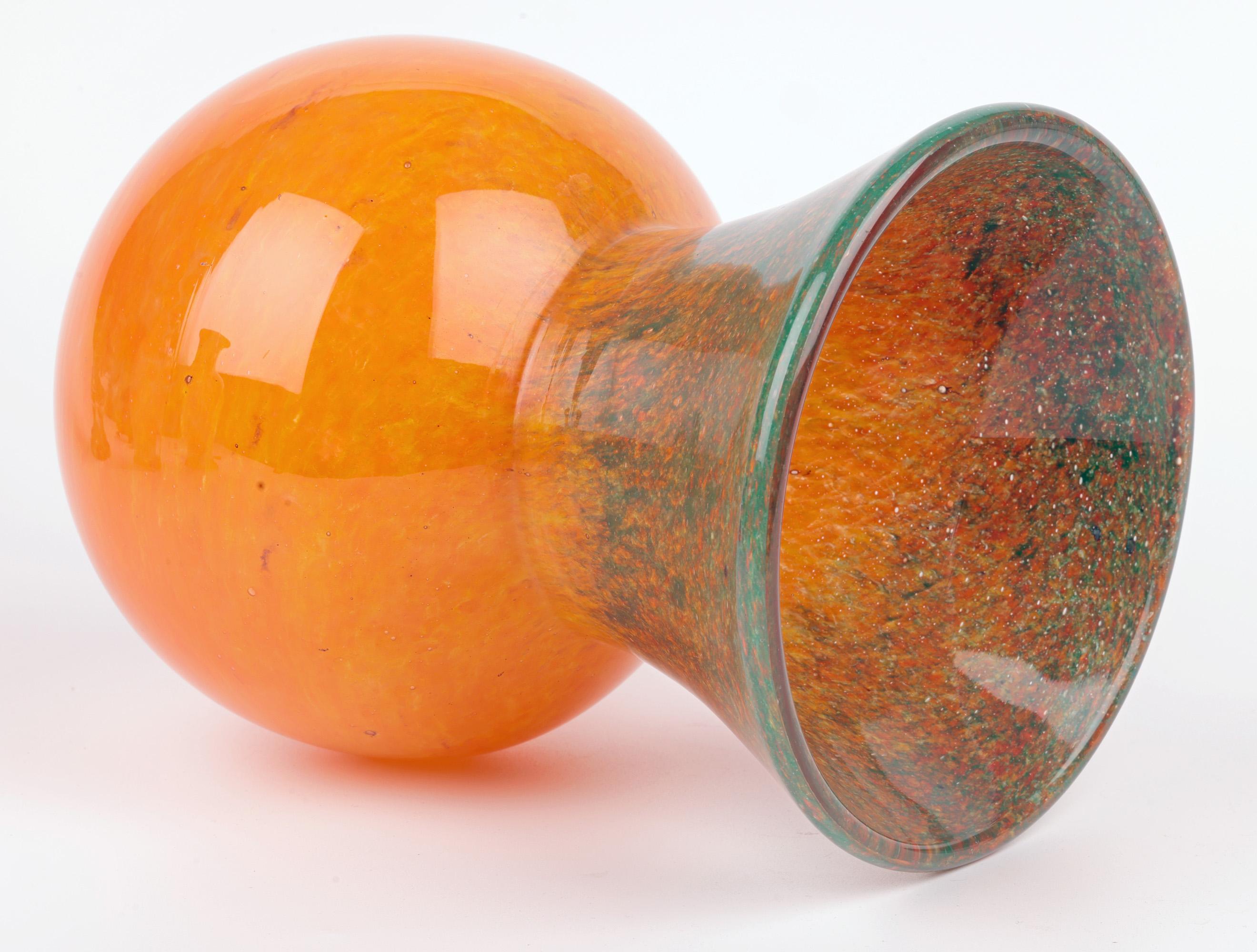 Vase en verre d'art écossais du milieu du siècle, orange et vert Bon état - En vente à Bishop's Stortford, Hertfordshire