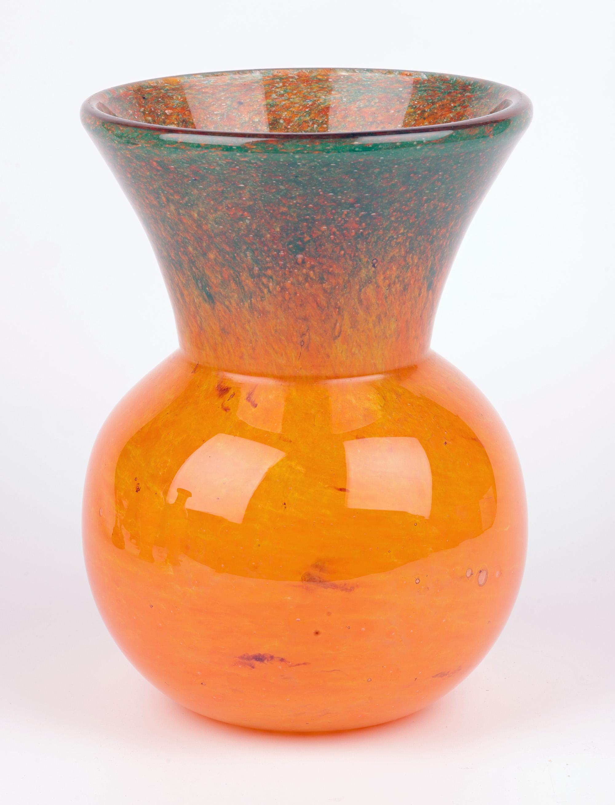 Milieu du XXe siècle Vase en verre d'art écossais du milieu du siècle, orange et vert en vente