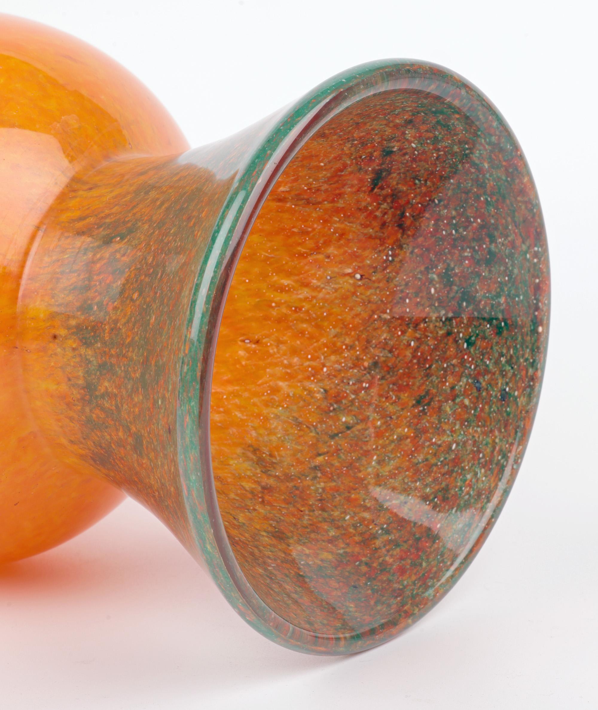 Verre brun Vase en verre d'art écossais du milieu du siècle, orange et vert en vente