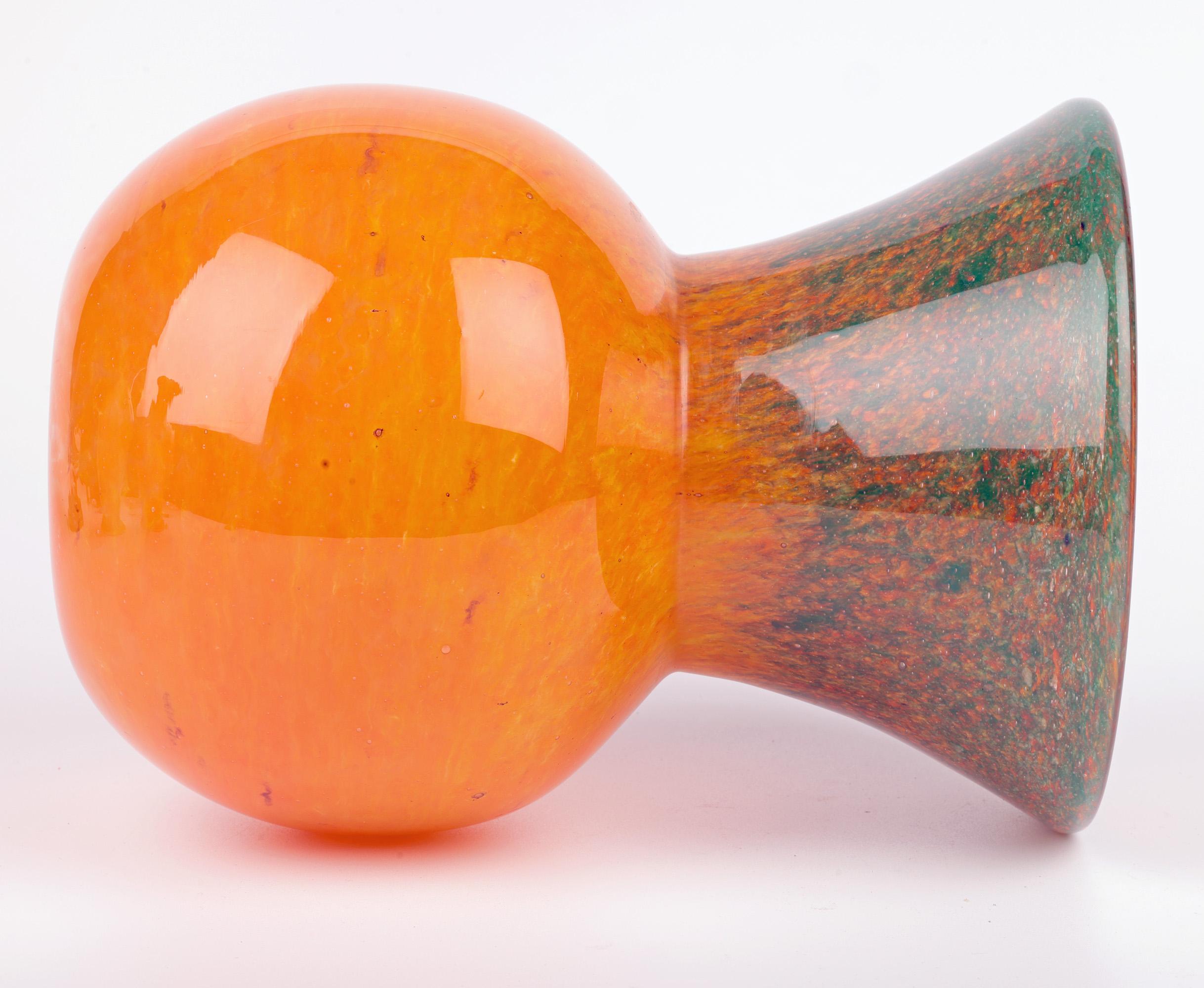 Vase en verre d'art écossais du milieu du siècle, orange et vert en vente 1