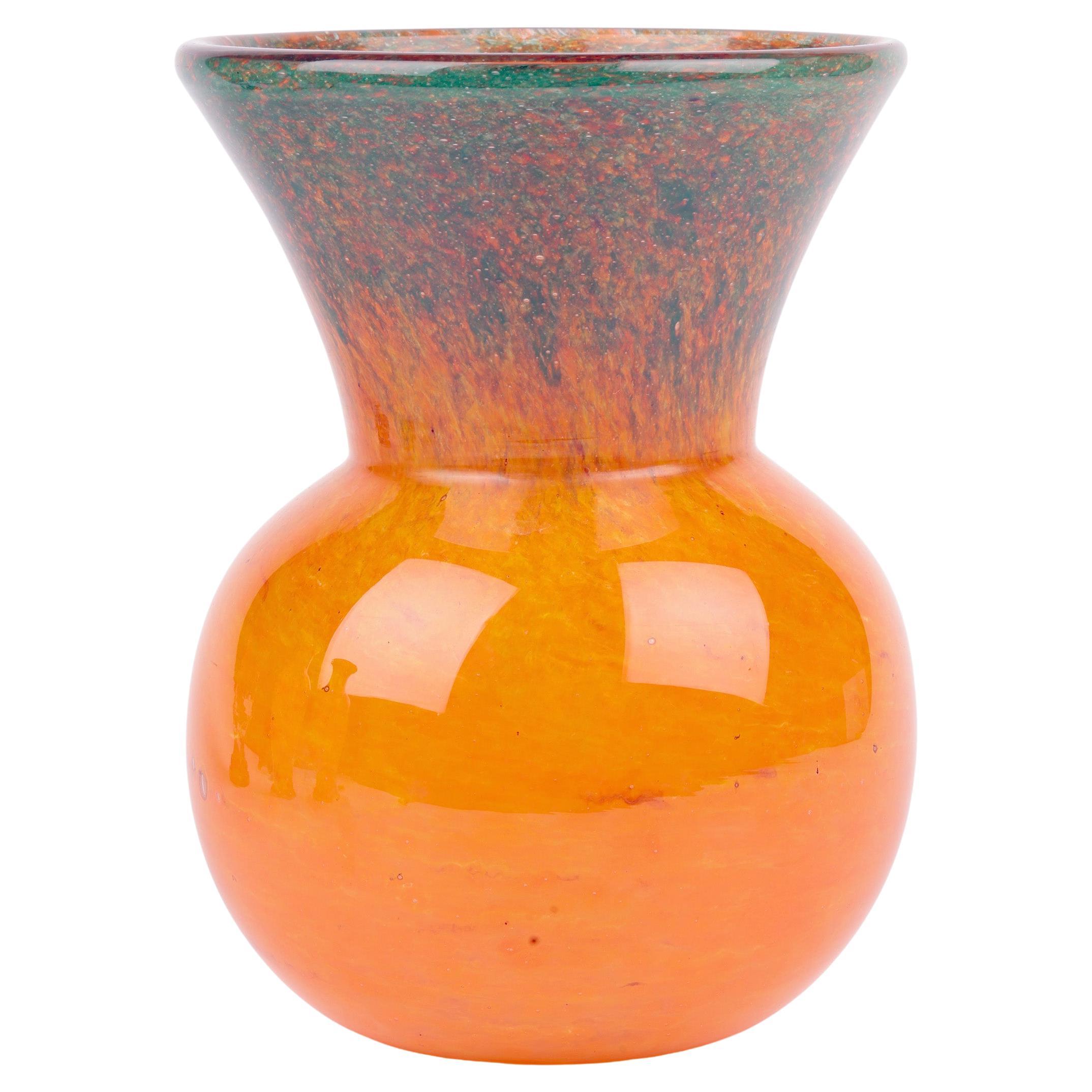 Vase en verre d'art écossais du milieu du siècle, orange et vert en vente