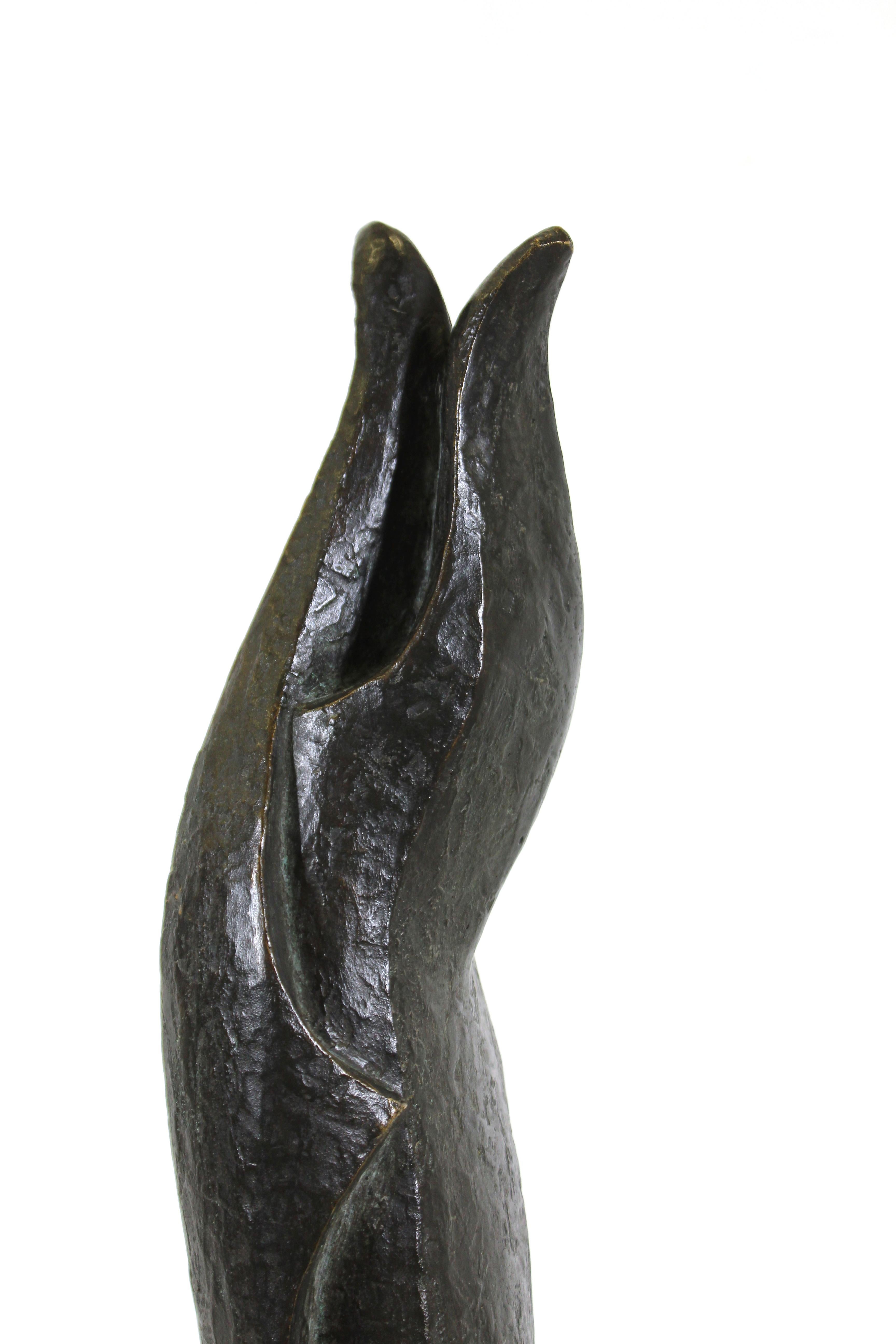Portugiesische moderne abstrakte Bronzeskulptur eines sich umarmenden Paares, geschaffen vom portugiesischen Bildhauer und Künstler Vasco Pereira da Conceição im Jahr 1965.
Vasco Pereira da Conceição (1914-1992) studierte Bildhauerei an der