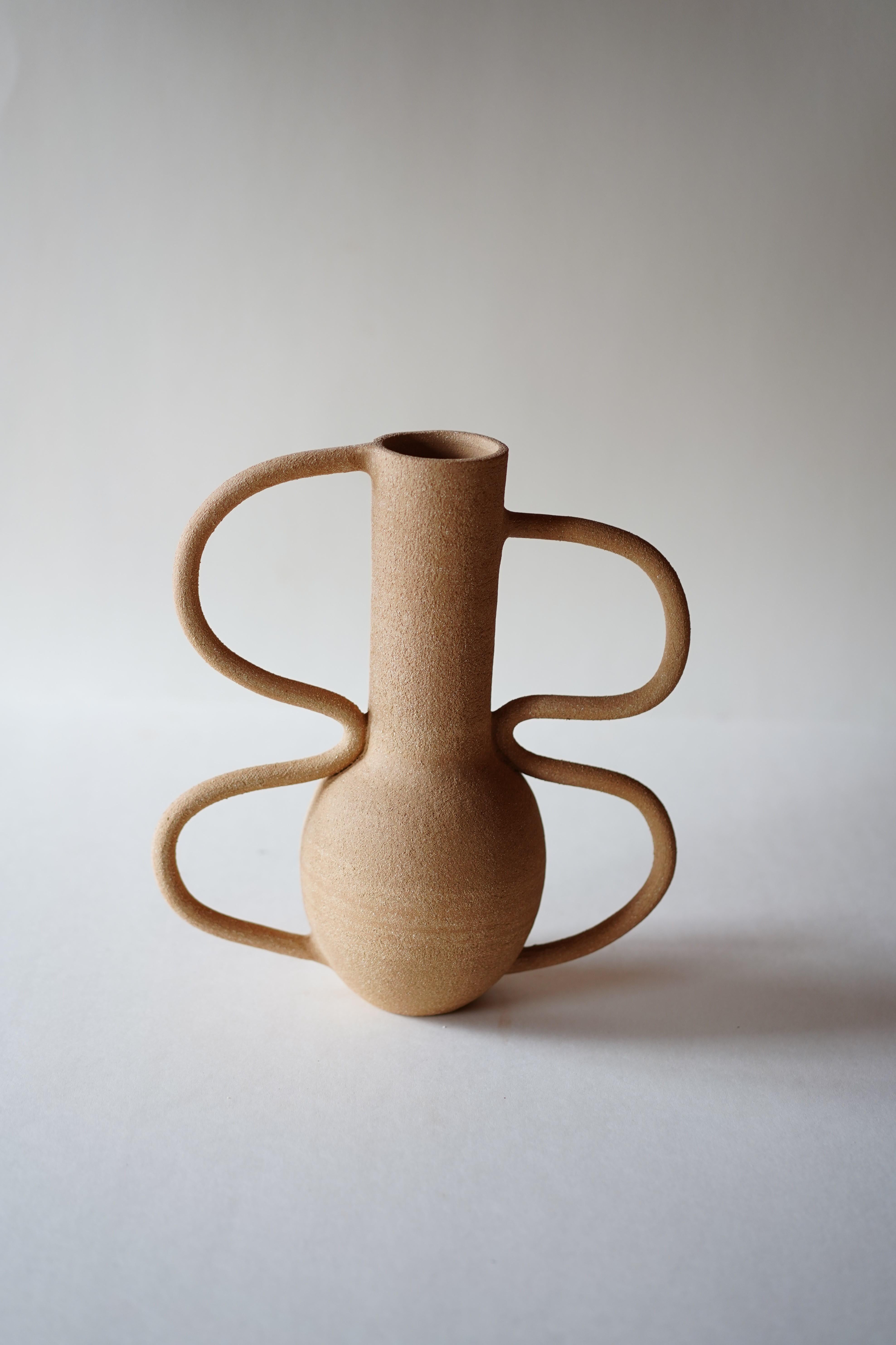 Vase 0025 Grès Roux Chamotté de Marta Dervin
Dimensions : ø7,5 x H 31-35 cm
Matériaux : Grès cérame

Marta Dervin travaille le grès et la porcelaine qu'elle façonne à la main pour créer des formes simples et minimalistes. Pour elle, la simplicité